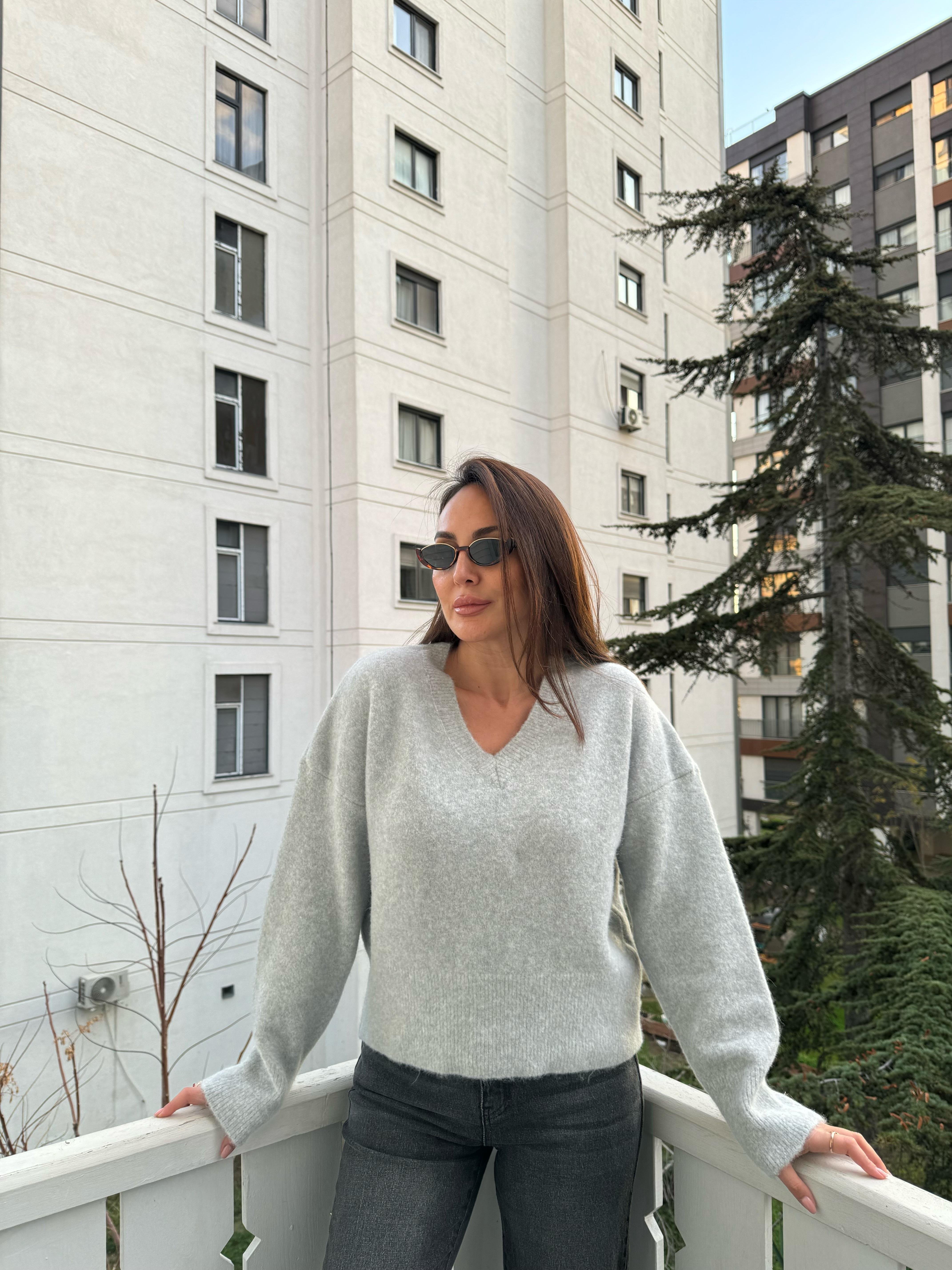 Gri V Yaka Yumuşak Dokulu Triko Kazak