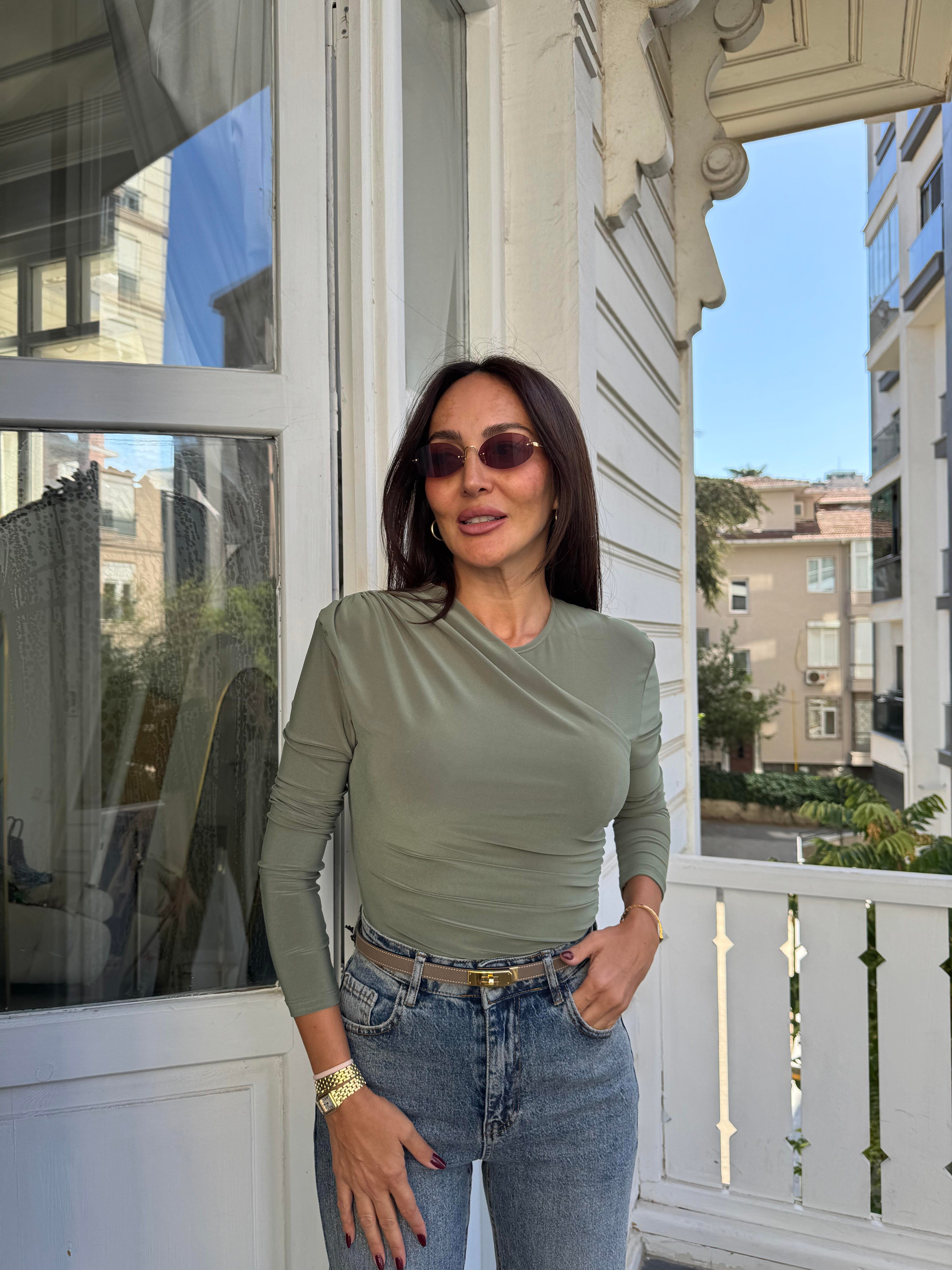 Haki Omzu Vatkalı ve Piliseli Bluz