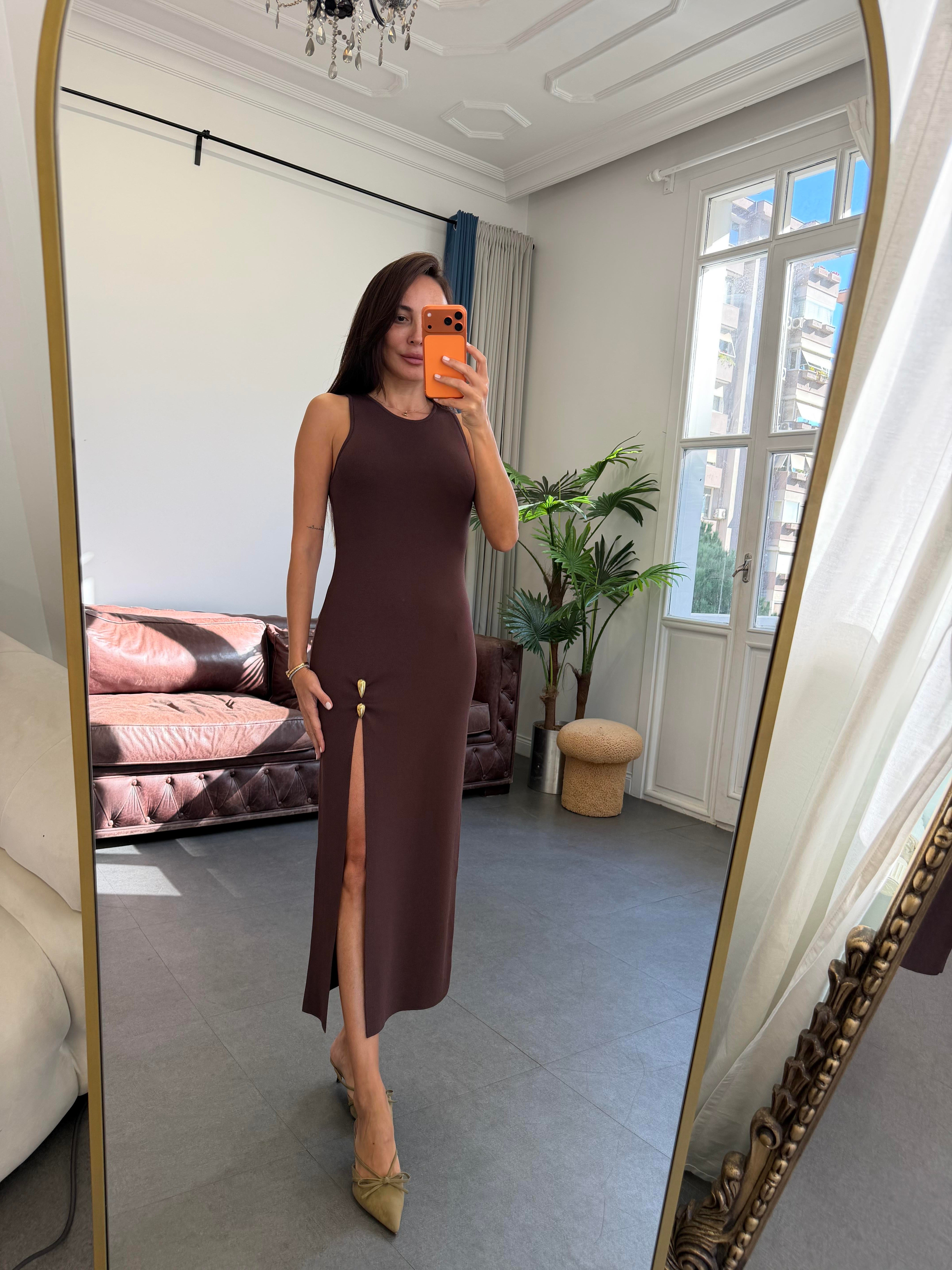 Kahve Aksesuar Detaylı Yırtmaçlı Triko Elbise