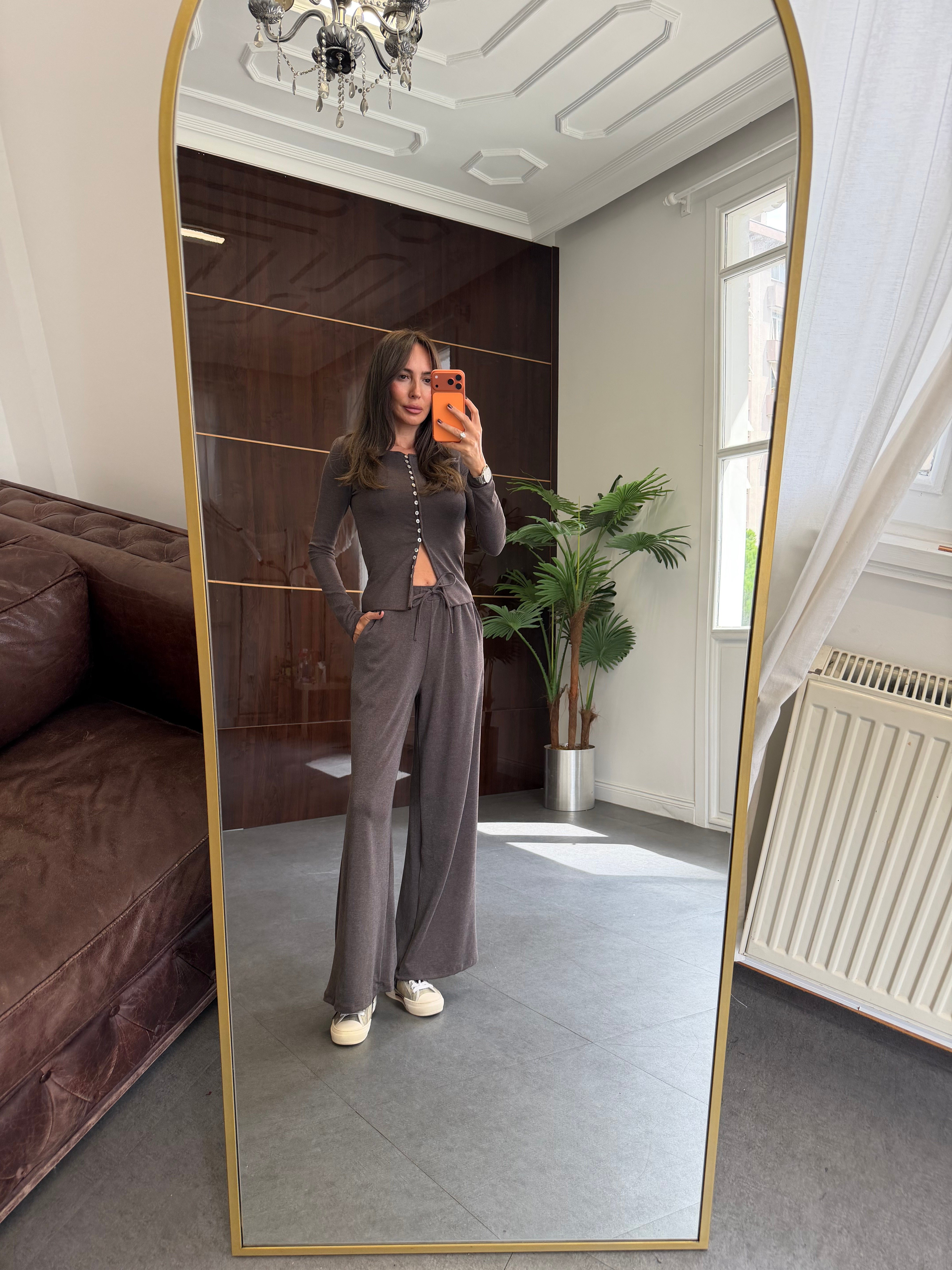 Kahve Bağçıklı Pantolon Ve Biritli Hırka Takım
