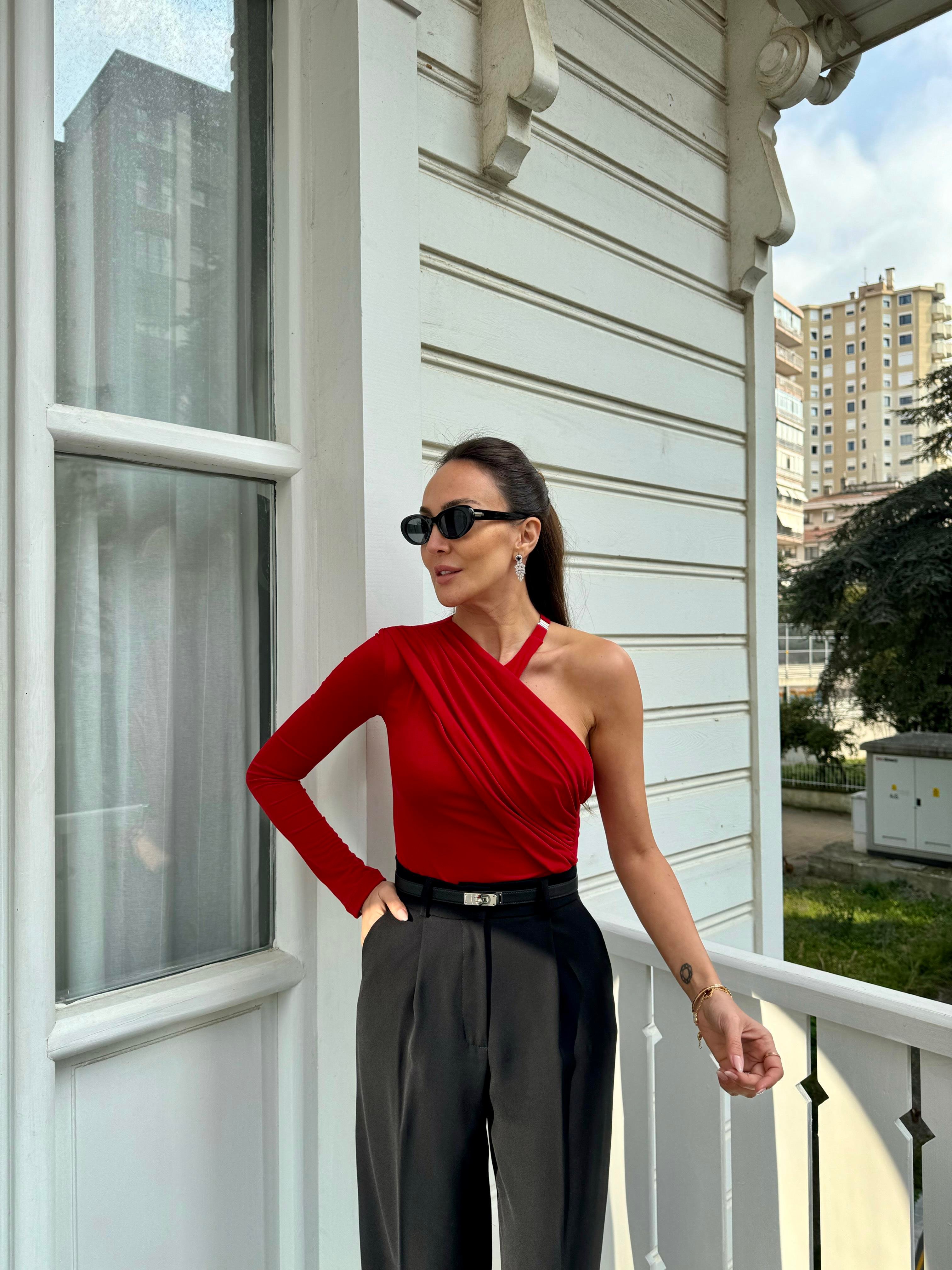Kırmızı Boyun Detaylı Drape Bluz