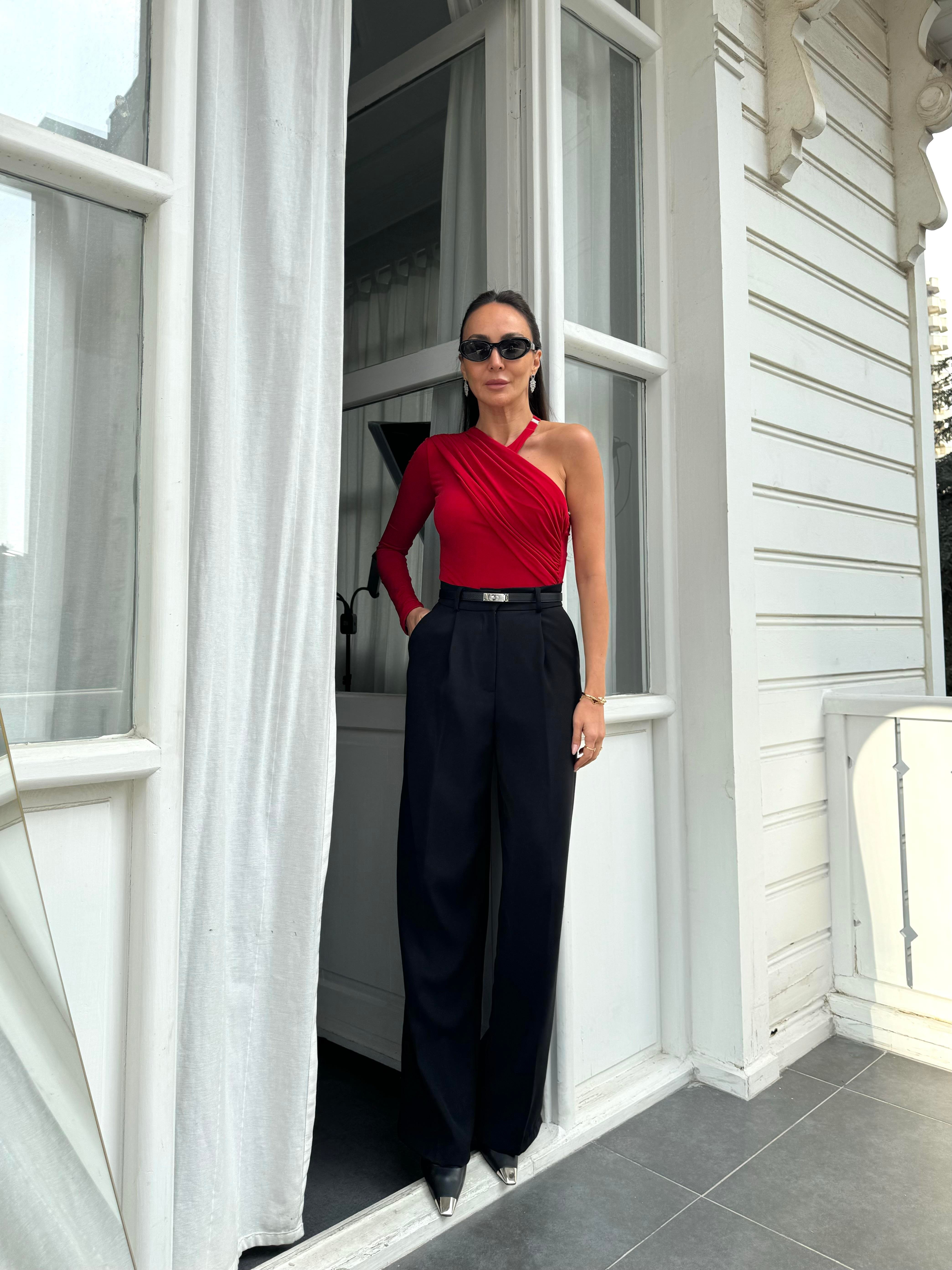 Kırmızı Boyun Detaylı Drape Bluz