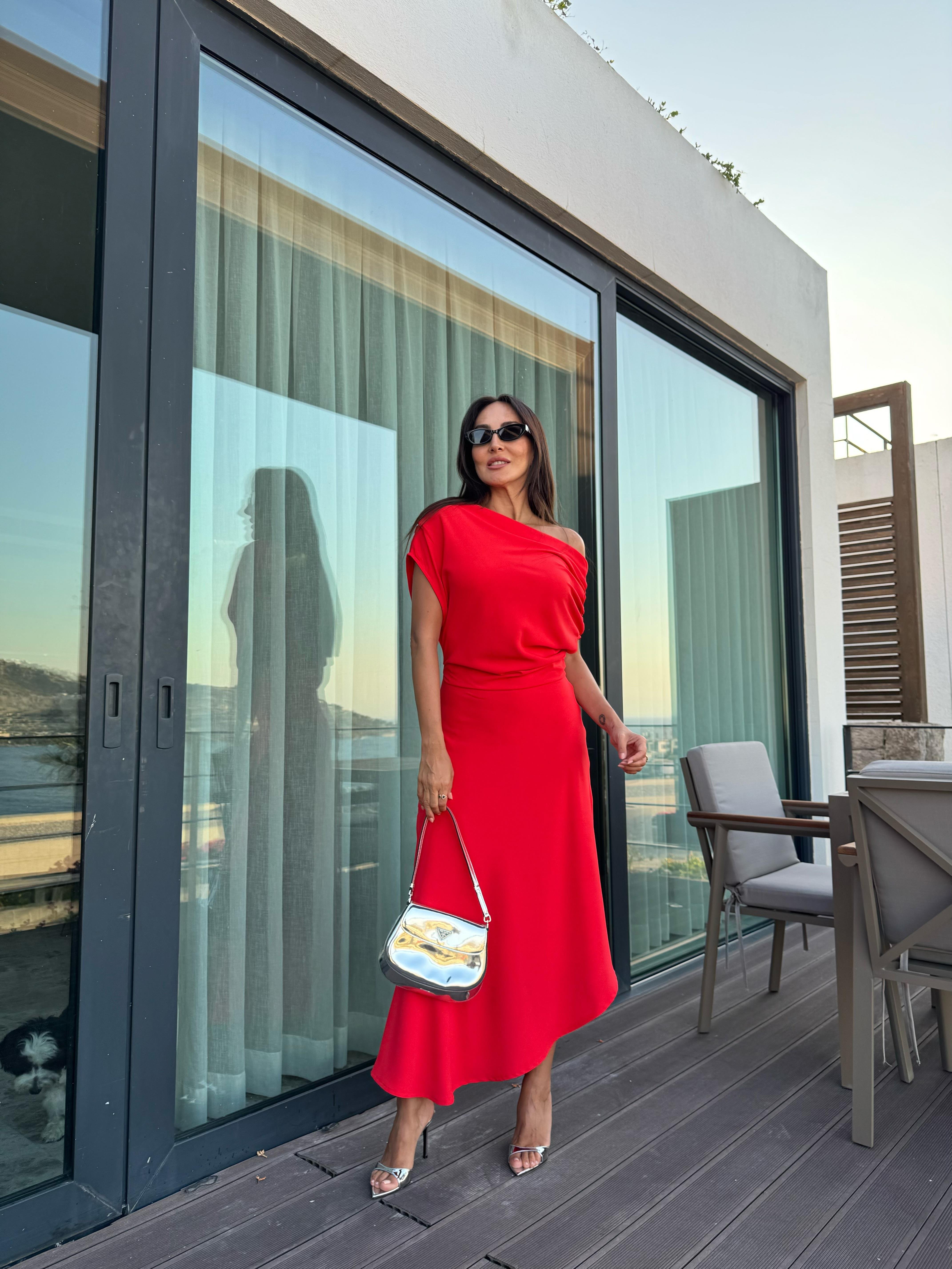 Kırmızı Omuz Dökümlü Elbise