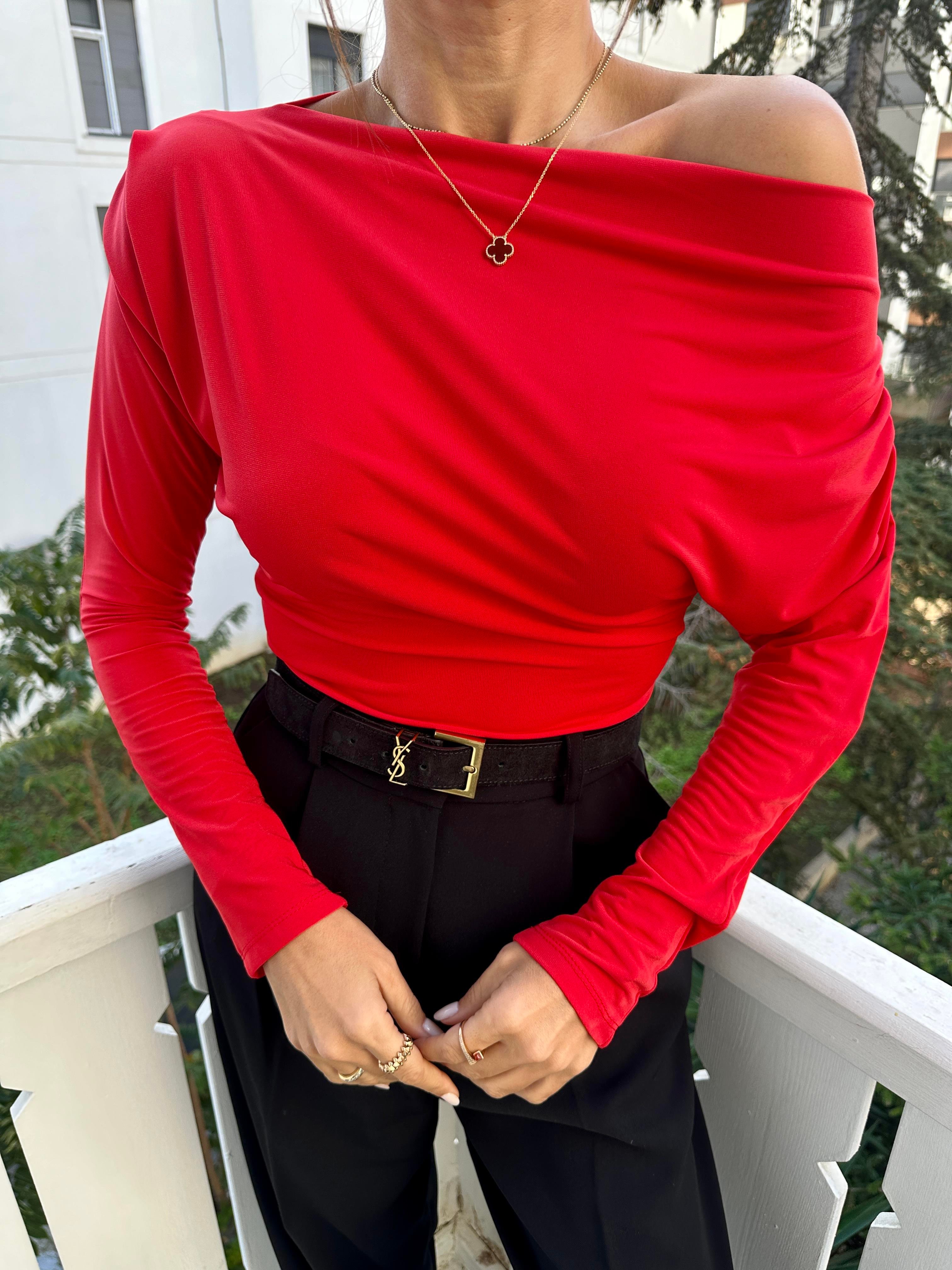 Kırmızı Omzu Pileli Bluz