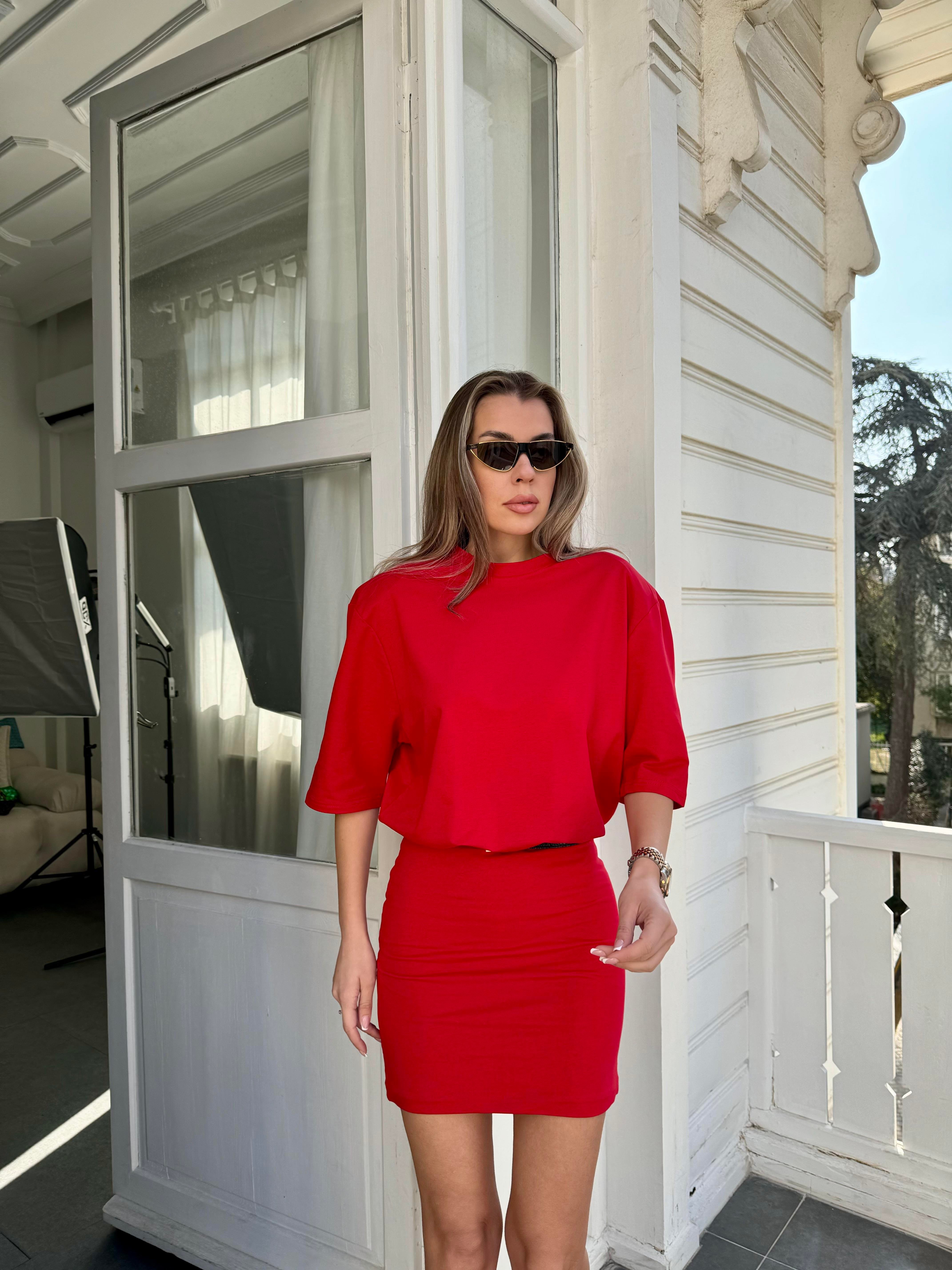 Kırmızı Vatkalı Elbise