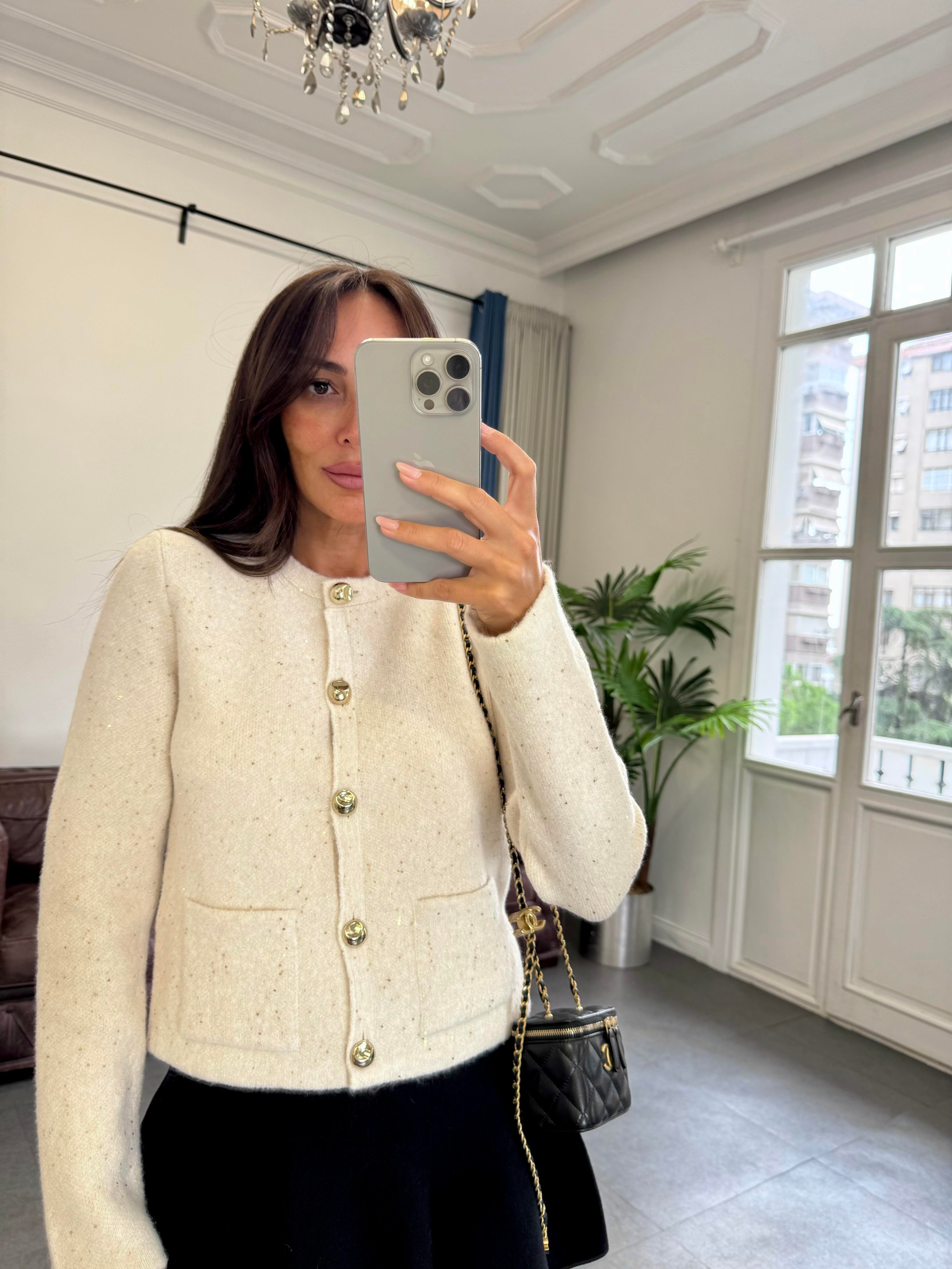 Krem Bisiklet Yaka Pullu Simli Düğmeli Triko Hırka