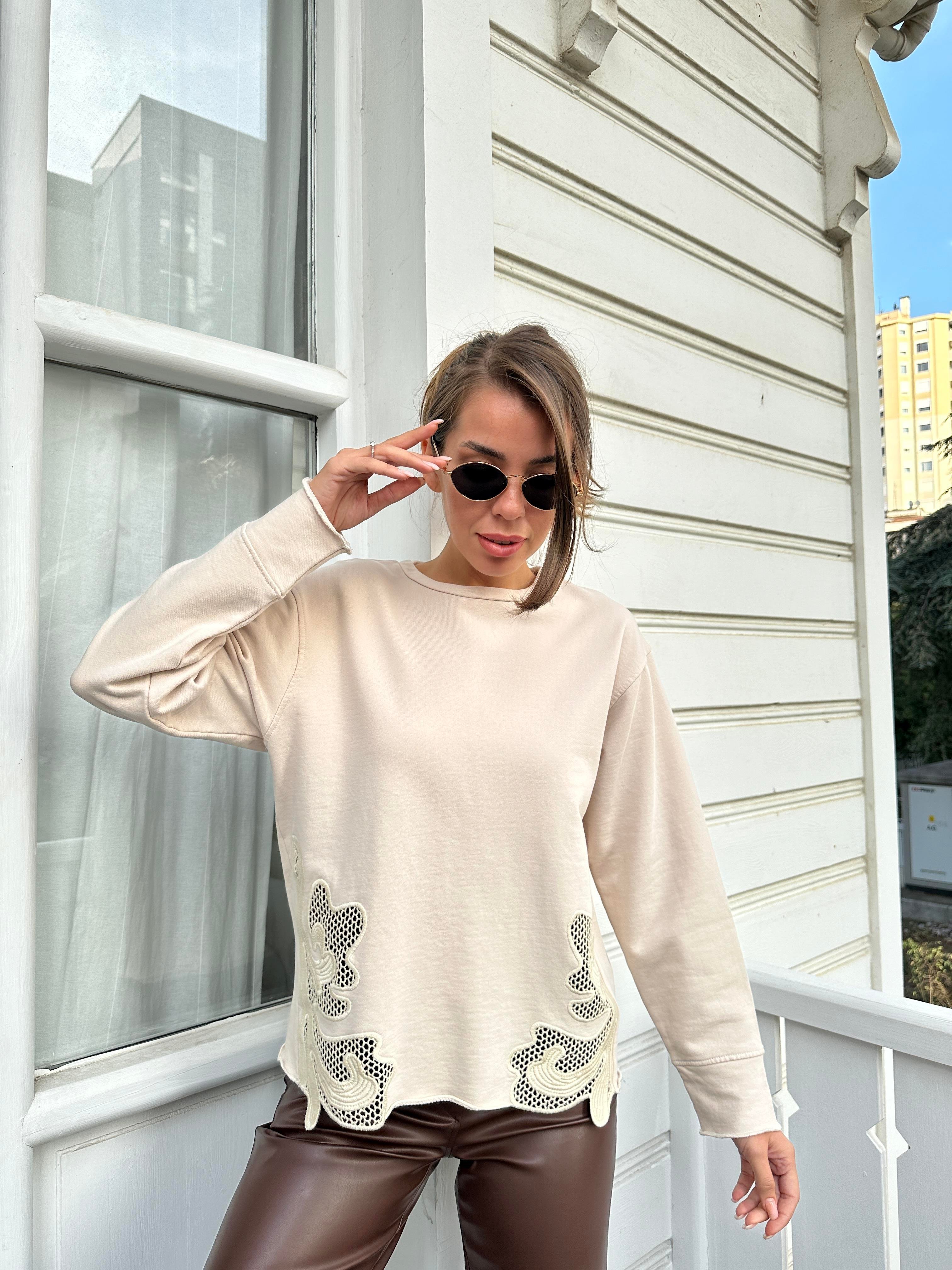 Krem Dantel Tasarımlı Sweatshirt