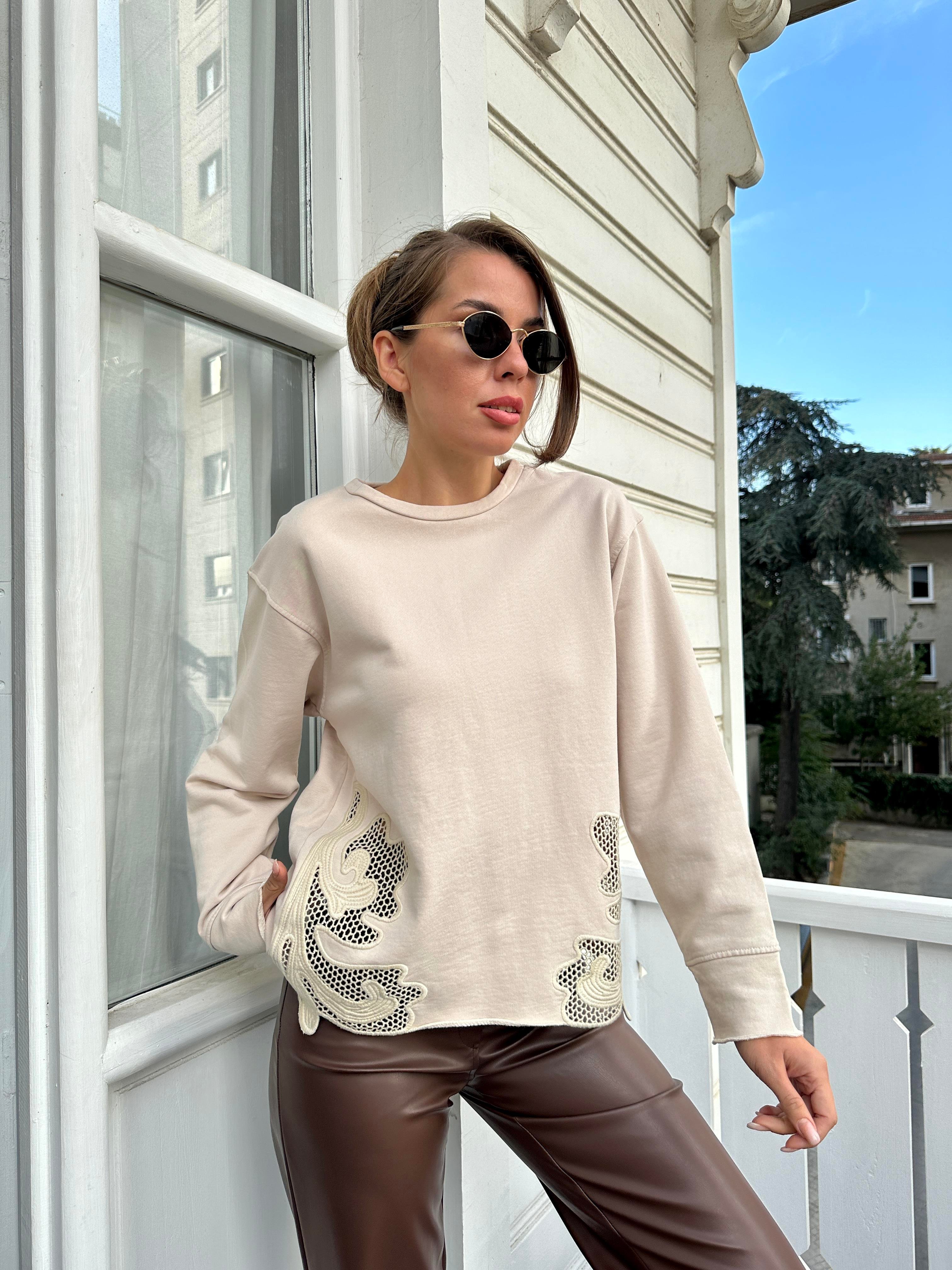 Krem Dantel Tasarımlı Sweatshirt
