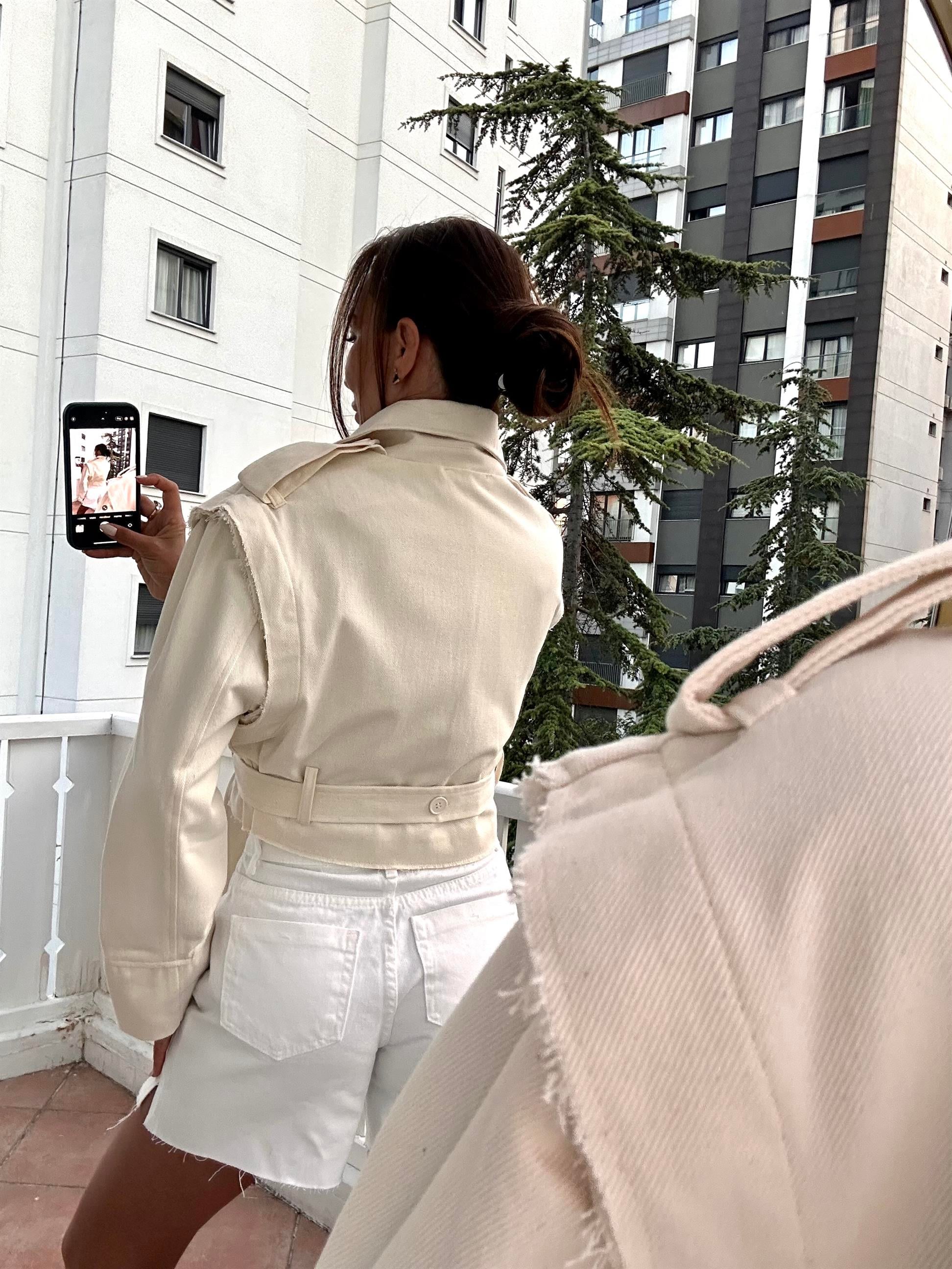 Krem  Kolları Ayrılabilir Kuşaklı Ceket