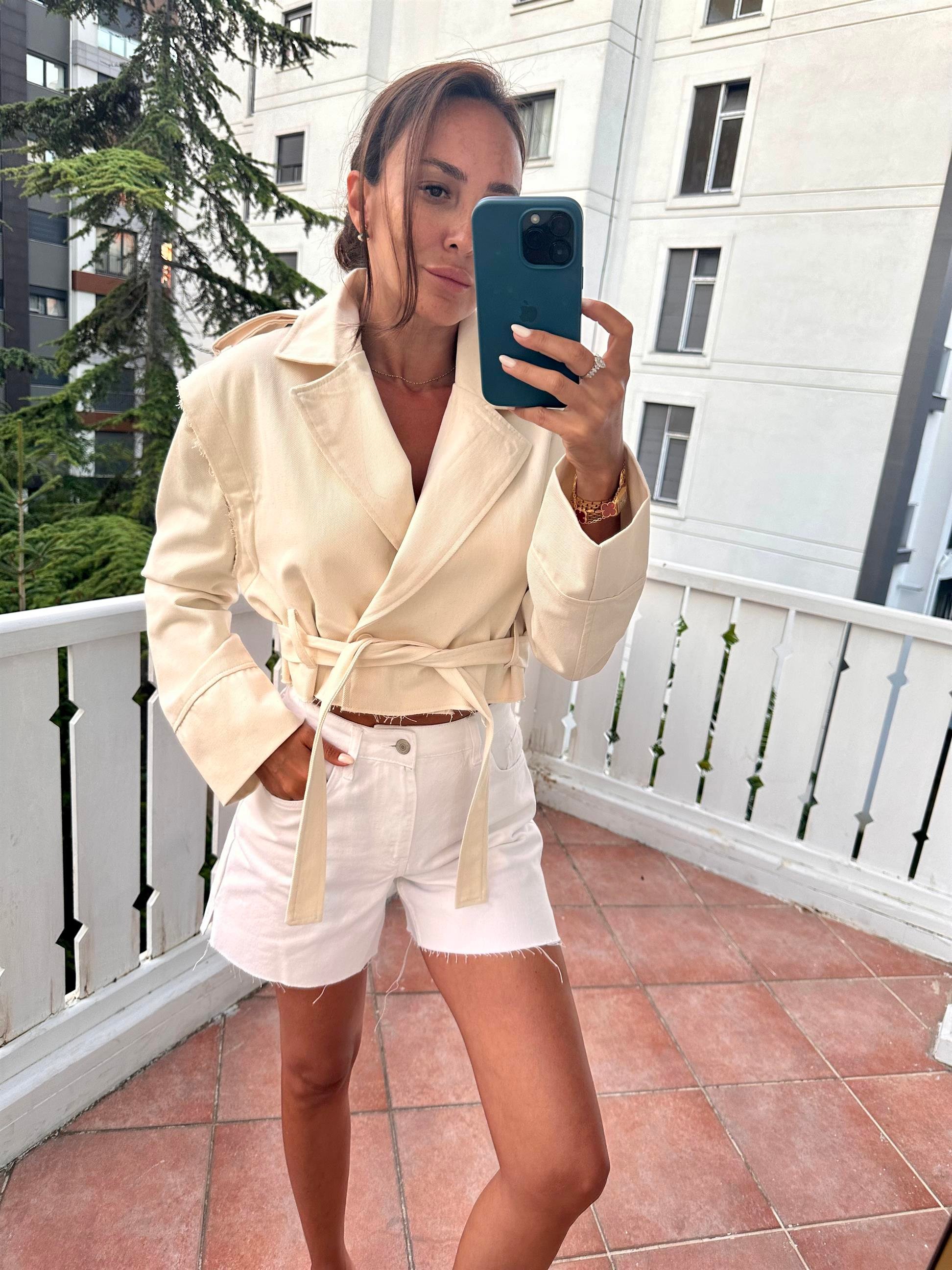 Krem  Kolları Ayrılabilir Kuşaklı Ceket