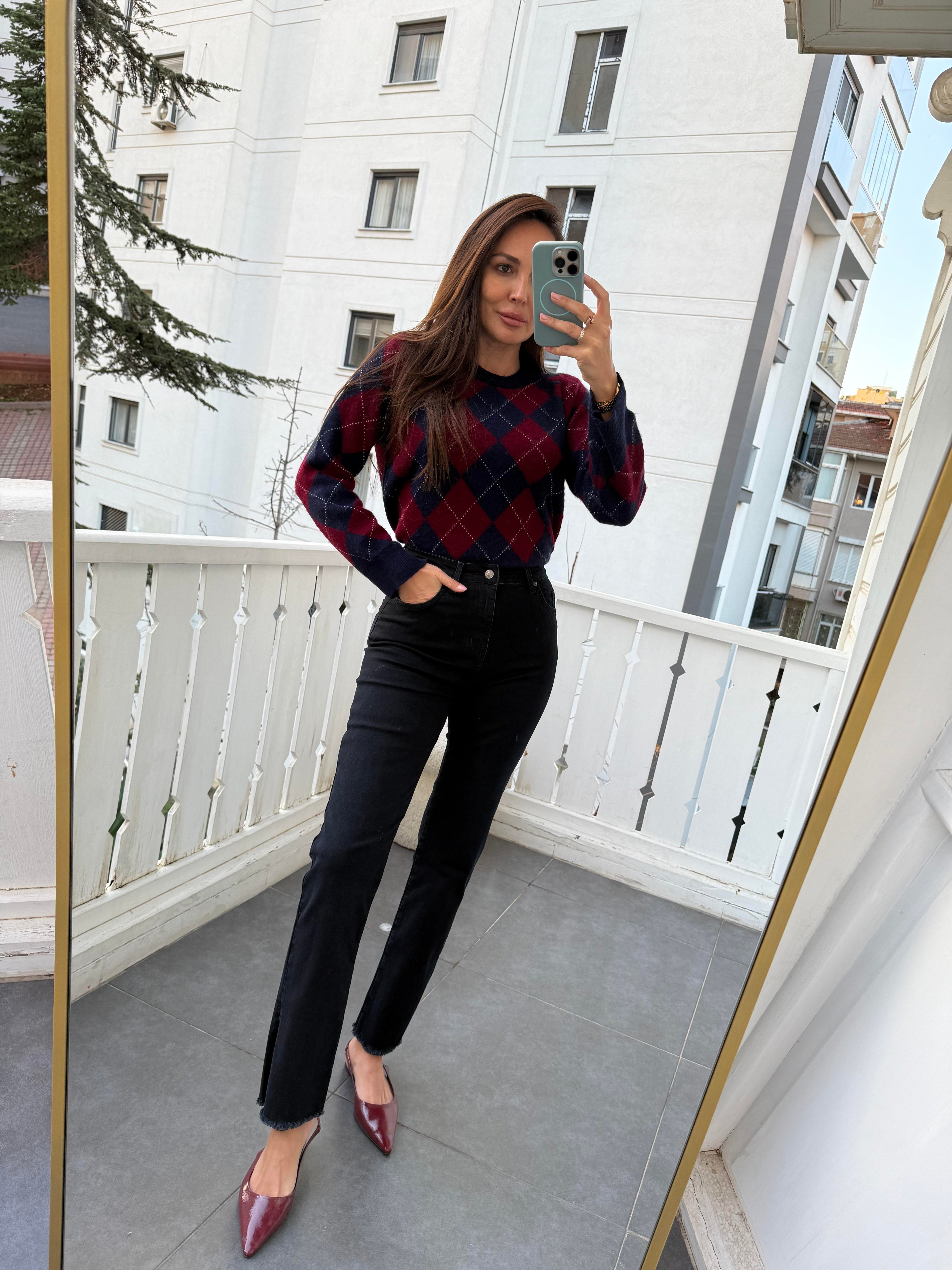 Lacivert Paçası Püsküllü ve Yırtmaçlı Jean Pantolon