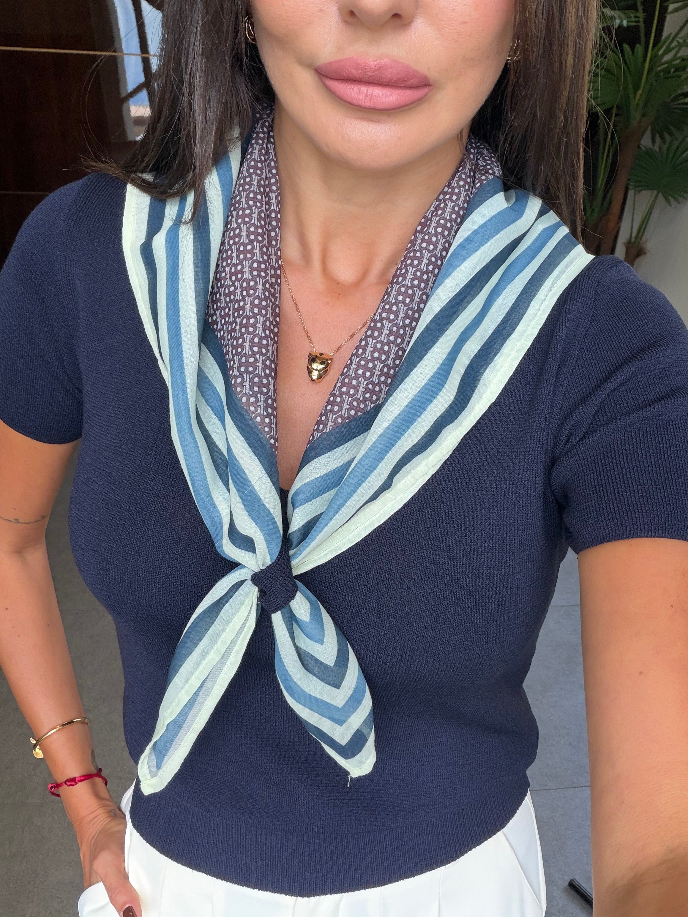 Lacivert V Yaka Fular Detay Kısa Kol Kazak