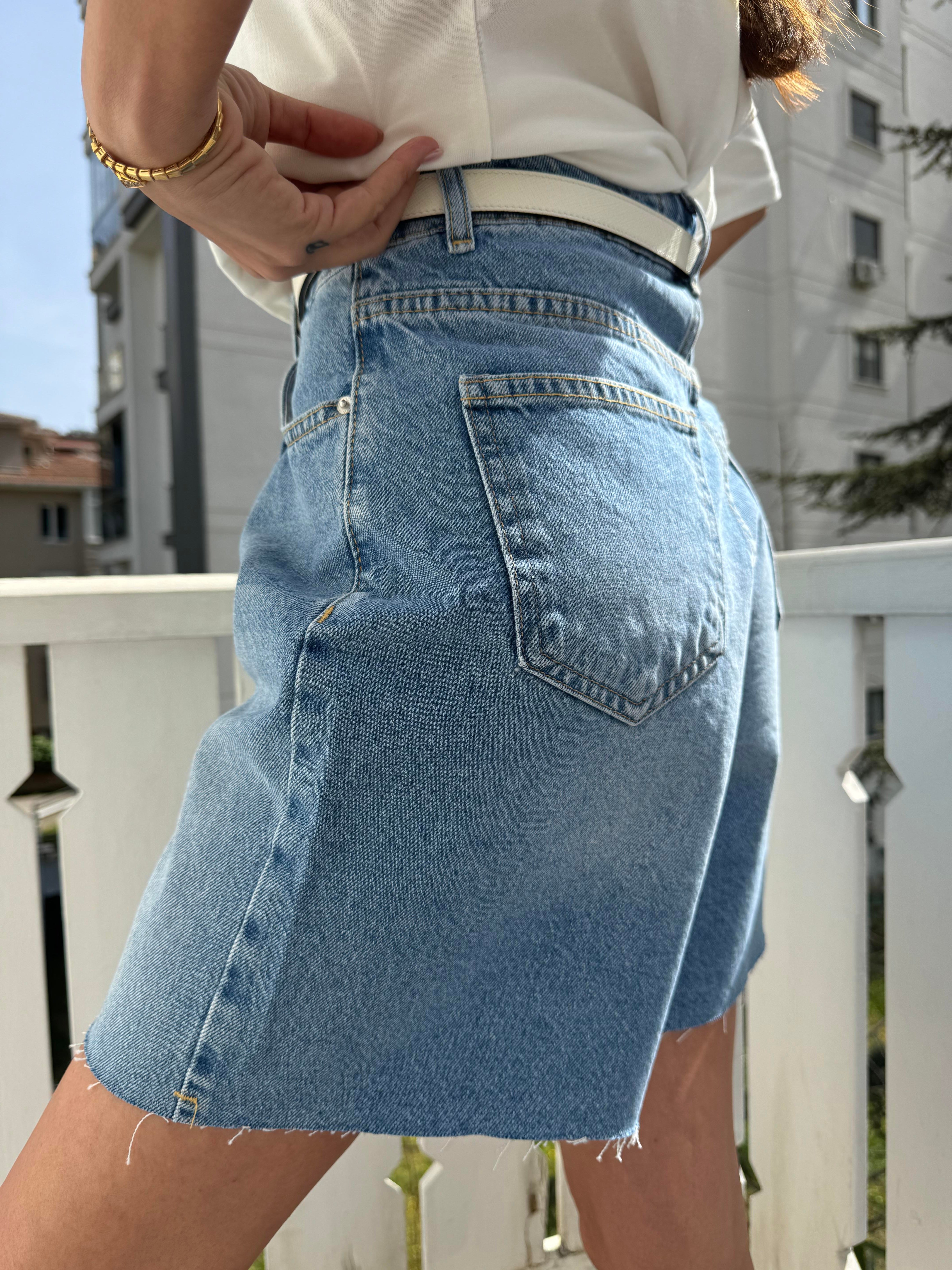 Mavi Önü Pileli Bermuda Şort