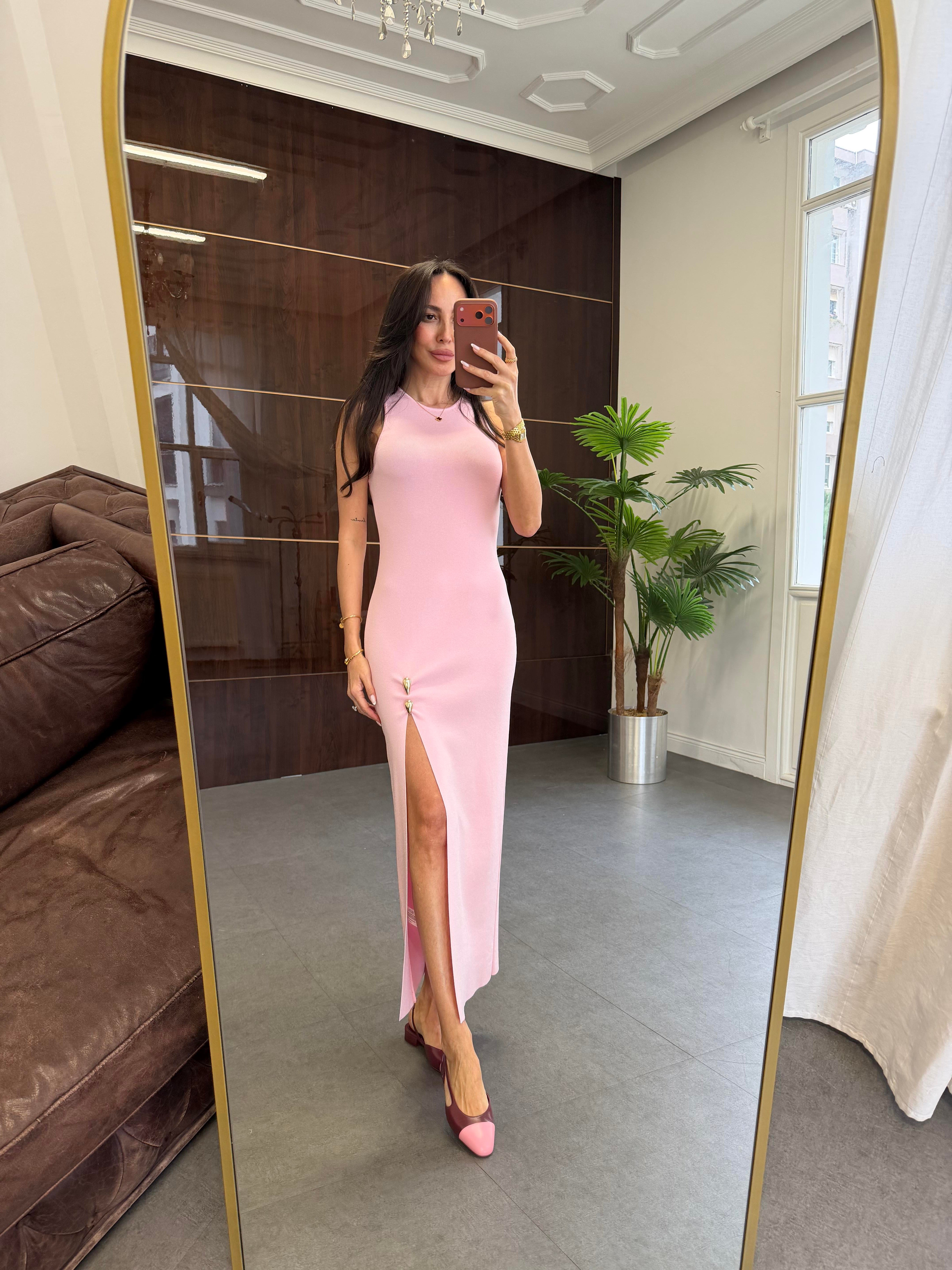 Pembe Aksesuar Detaylı Yırtmaçlı Triko Elbise