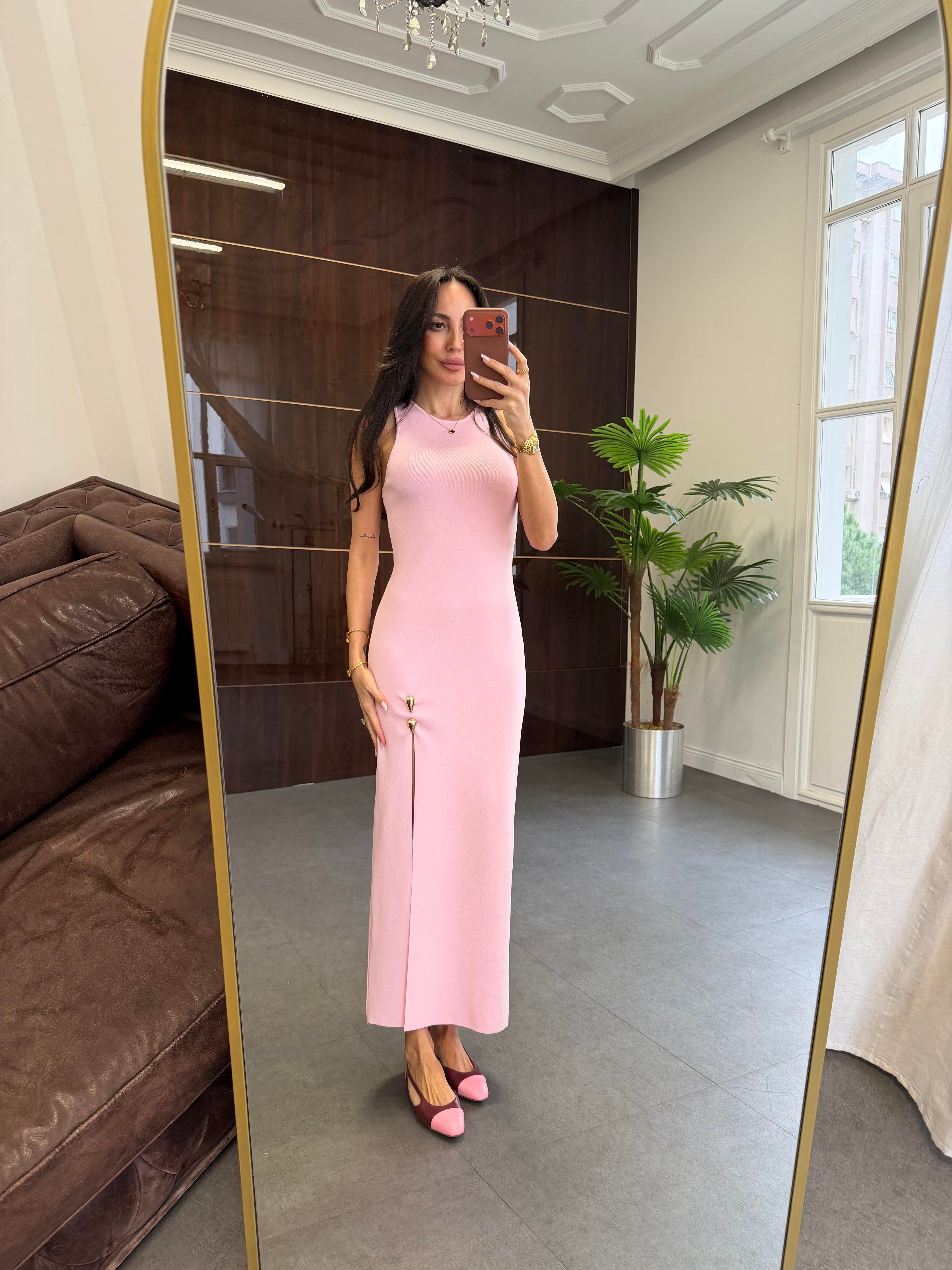Pembe Aksesuar Detaylı Yırtmaçlı Triko Elbise