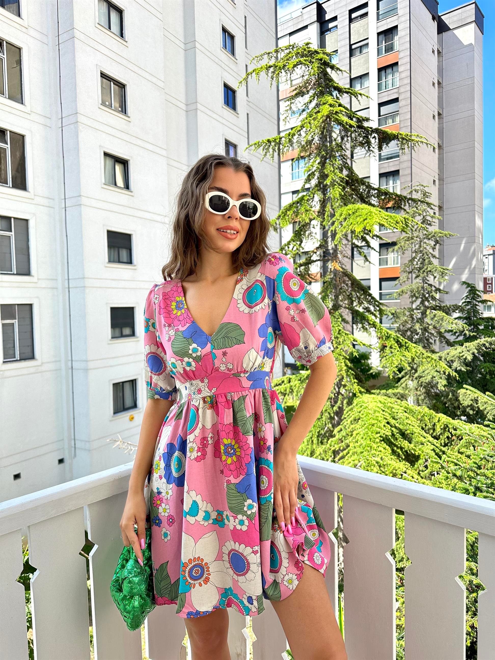 Pembe  Çiçekli V Yaka Kısa Kollu Elbise