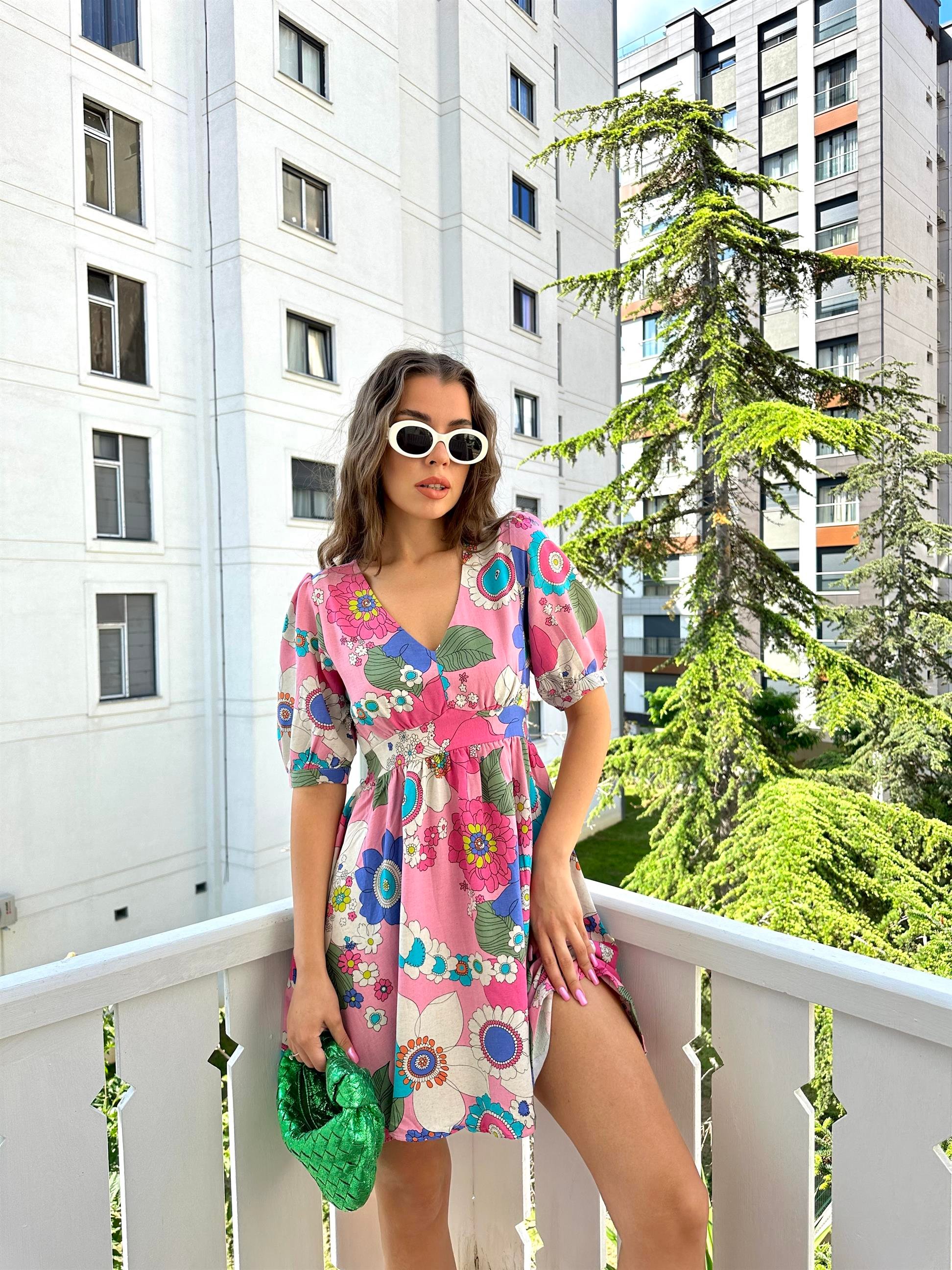 Pembe  Çiçekli V Yaka Kısa Kollu Elbise