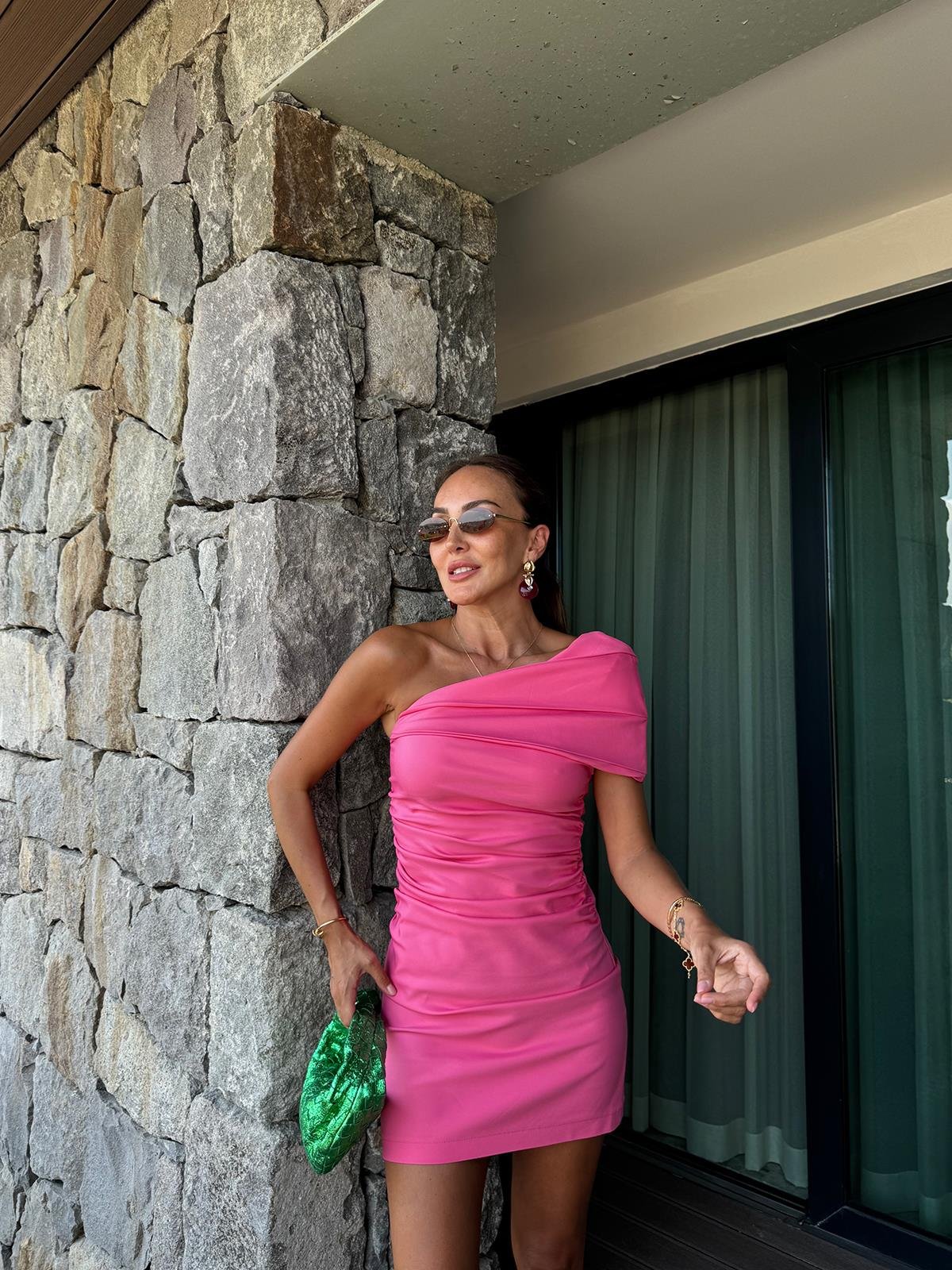 Pembe Tek Omuz Drape Kısa Elbise