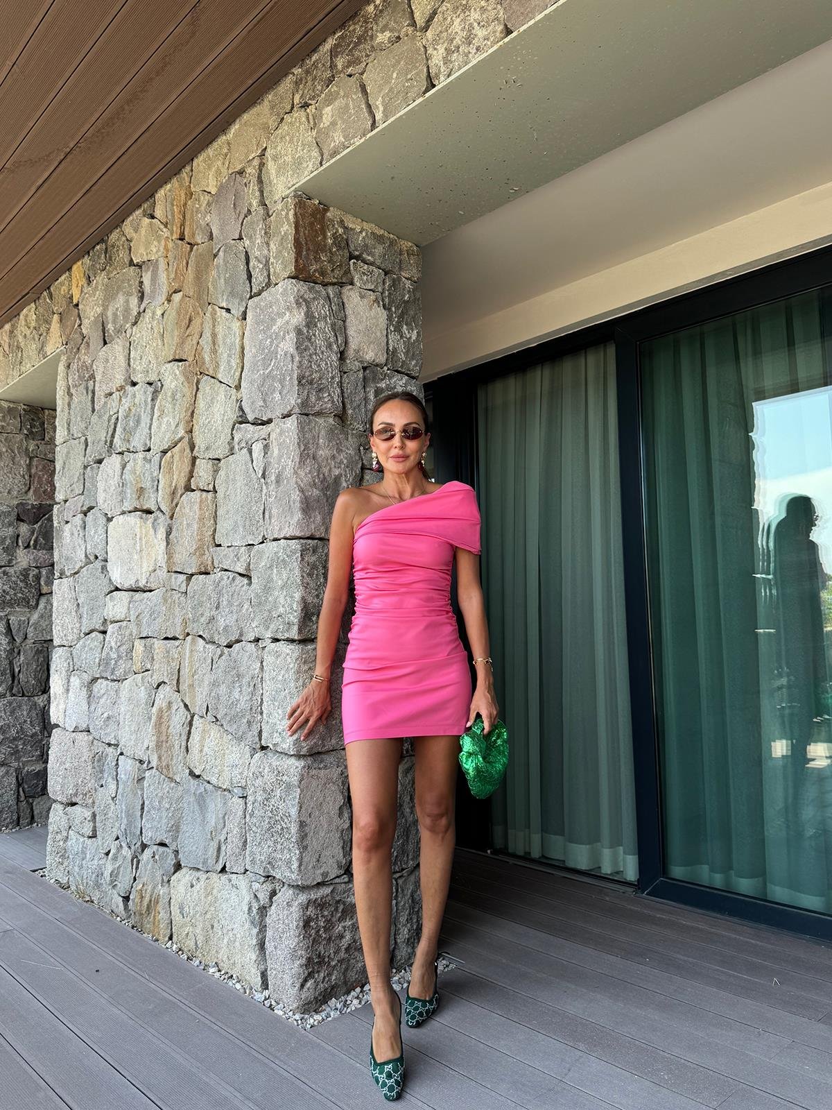 Pembe Tek Omuz Drape Kısa Elbise