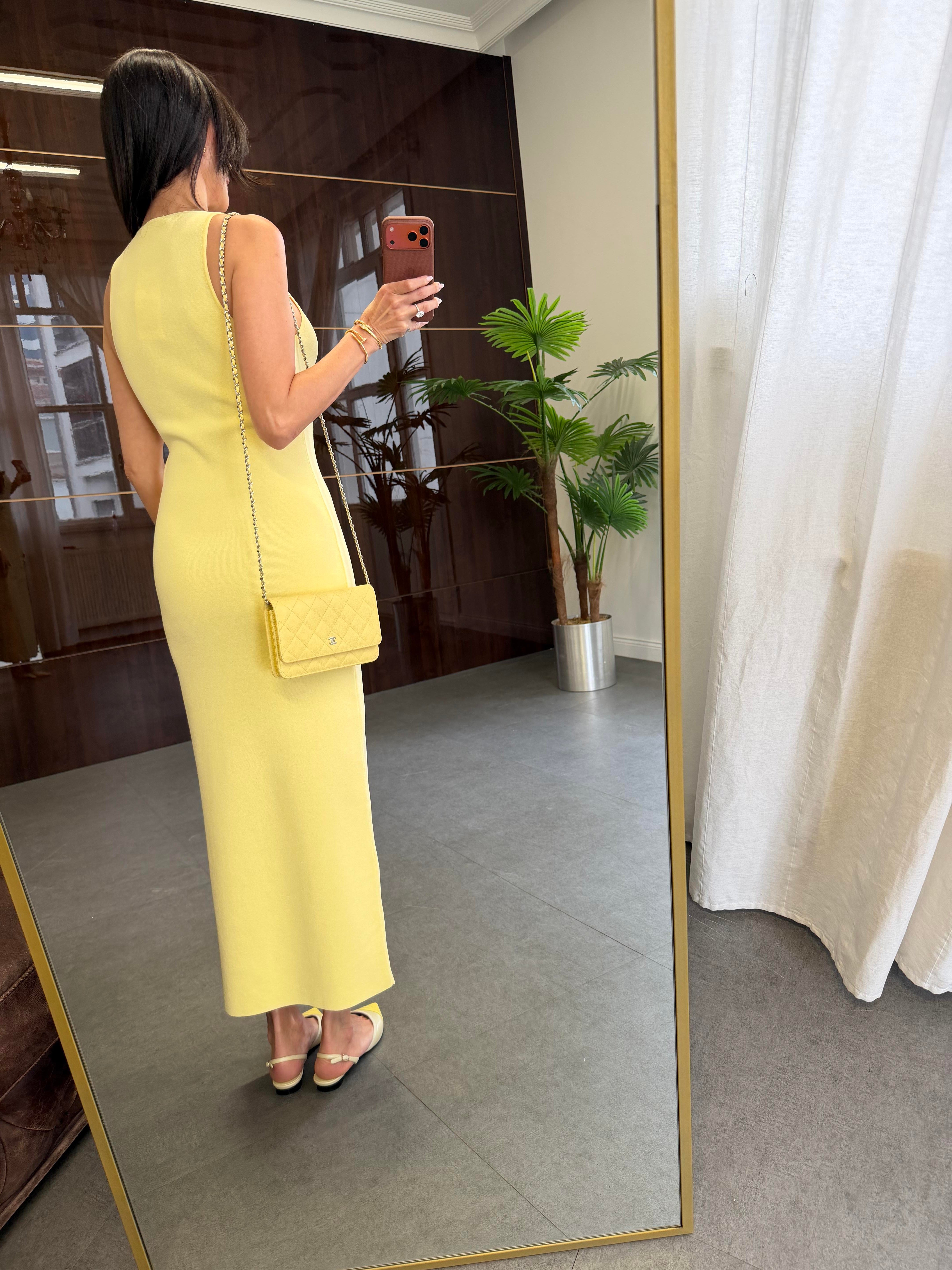 Sarı Aksesuar Detaylı Yırtmaçlı Triko Elbise