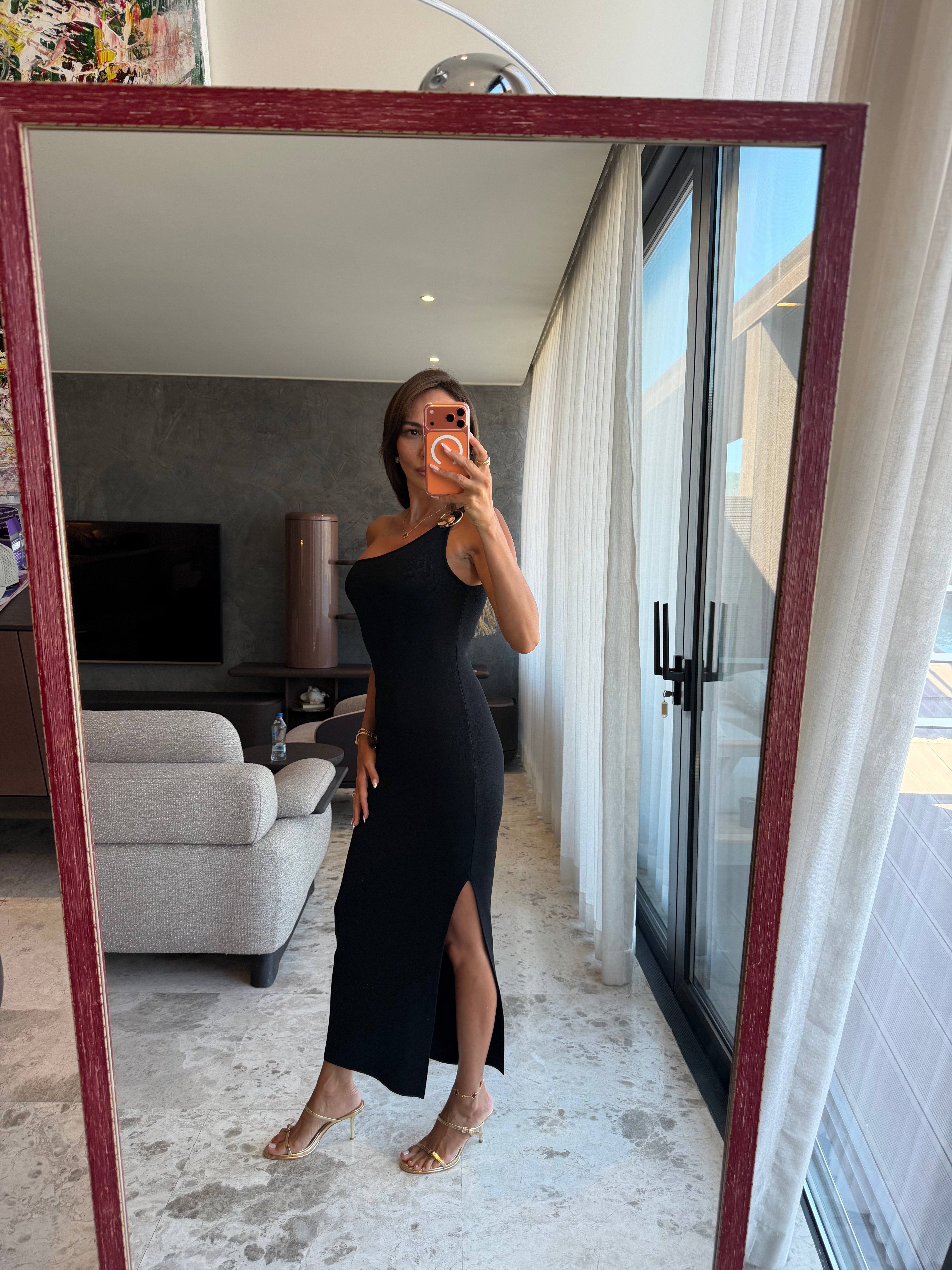 Siyah Aksesuar Detaylı Midi Triko Elbise