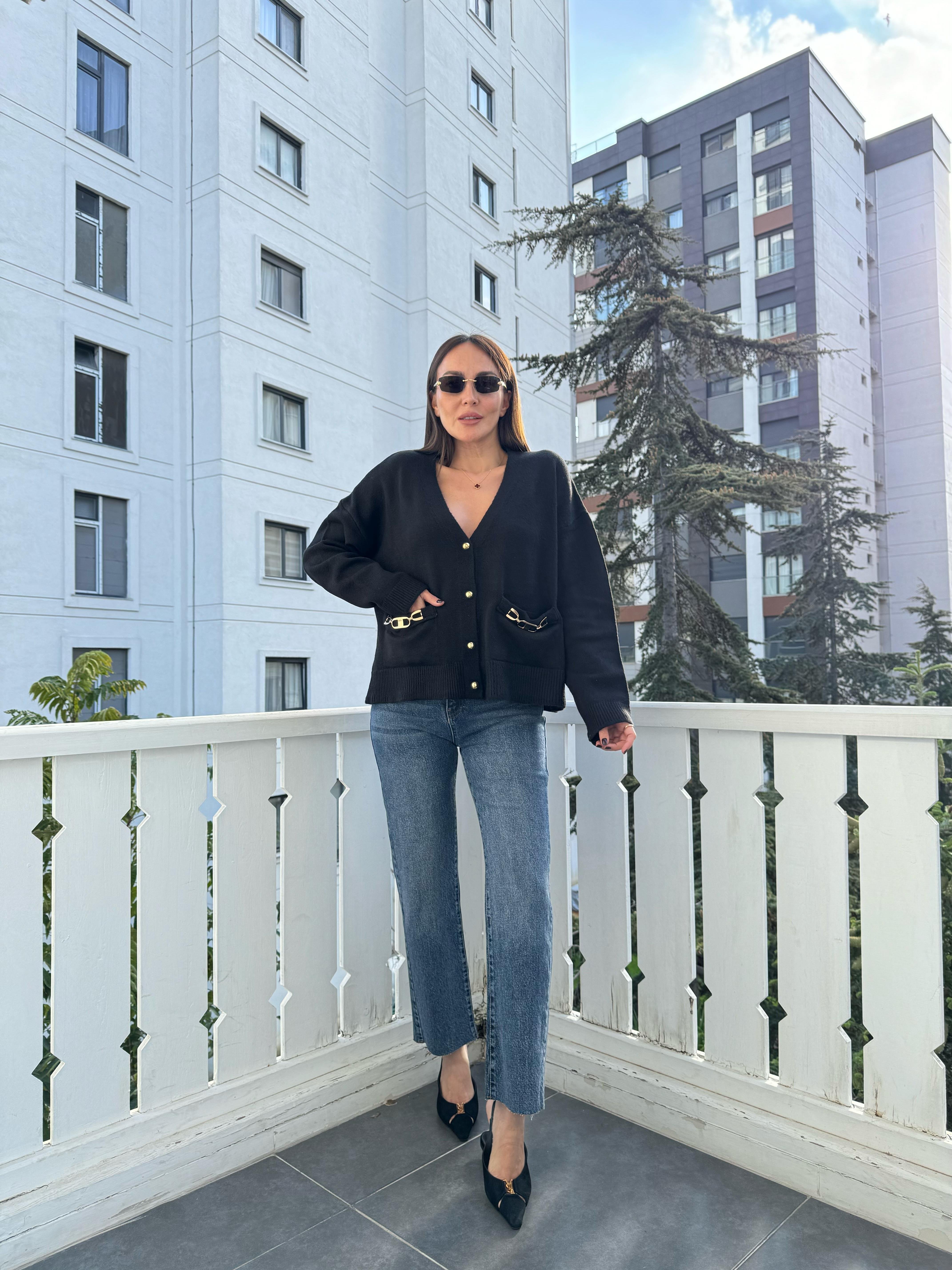 Siyah Aksesuarlı Hırka