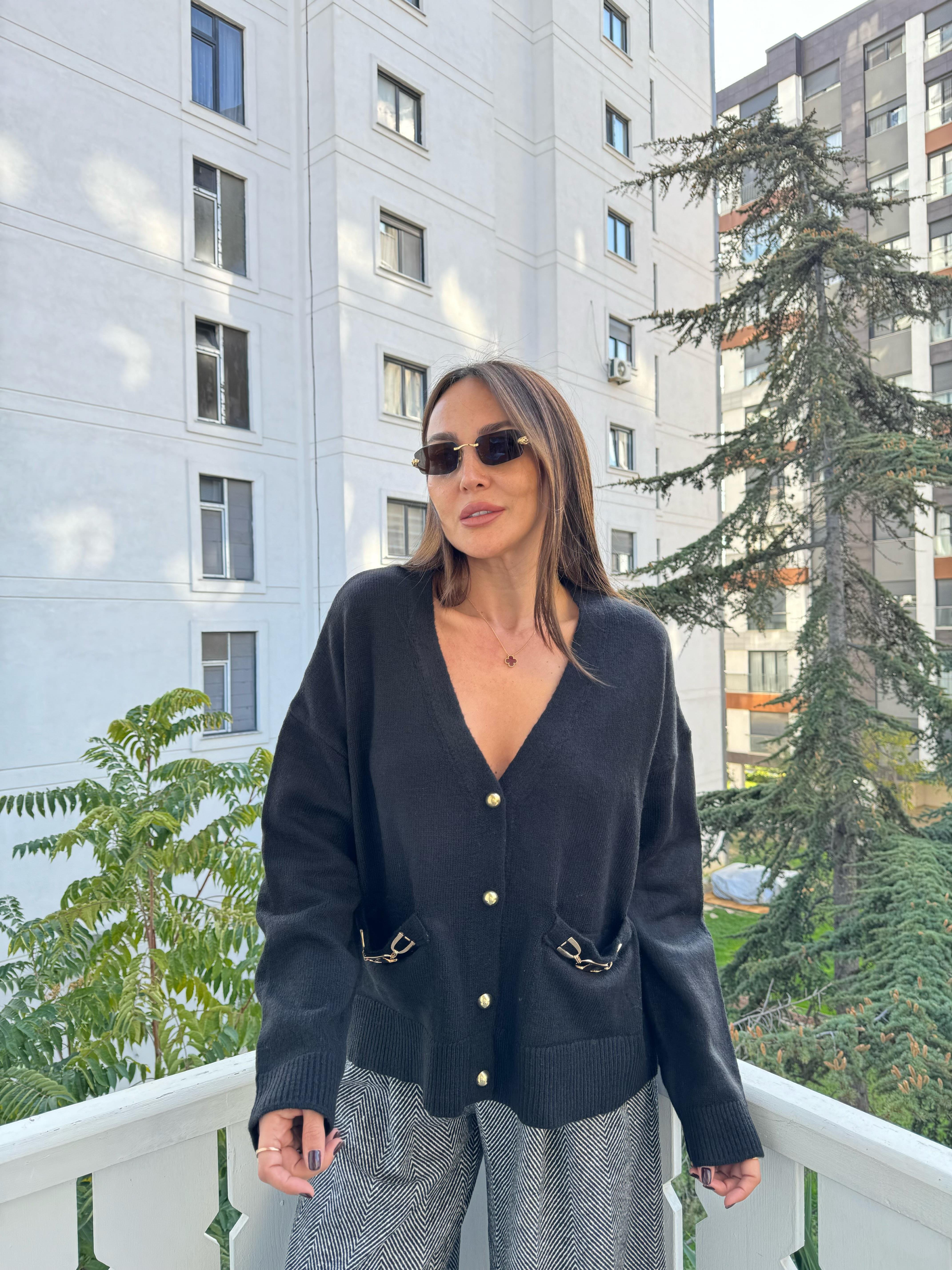 Siyah Aksesuarlı Hırka