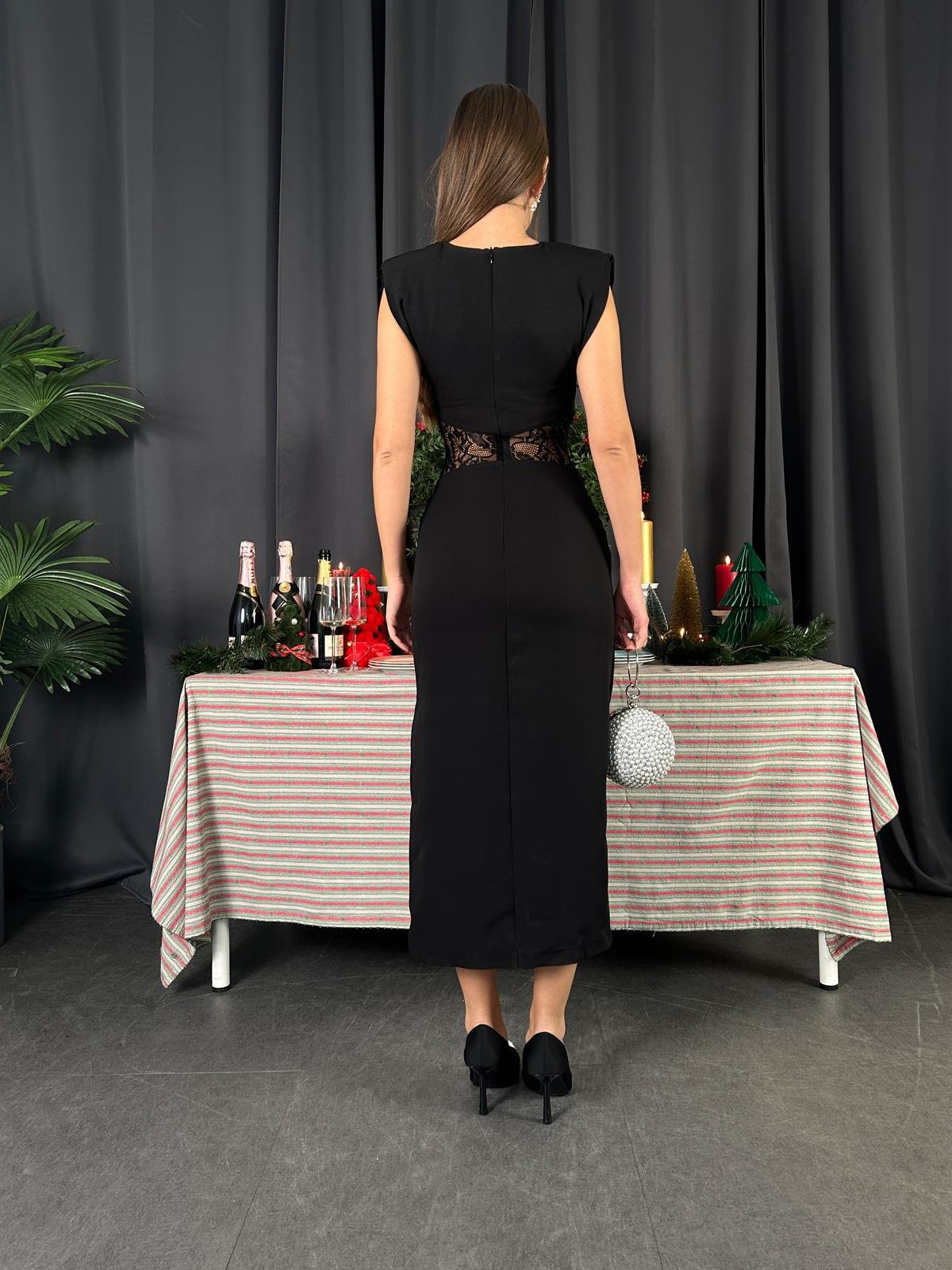 Siyah Beli Dantel Detaylı Kolsuz Elbise