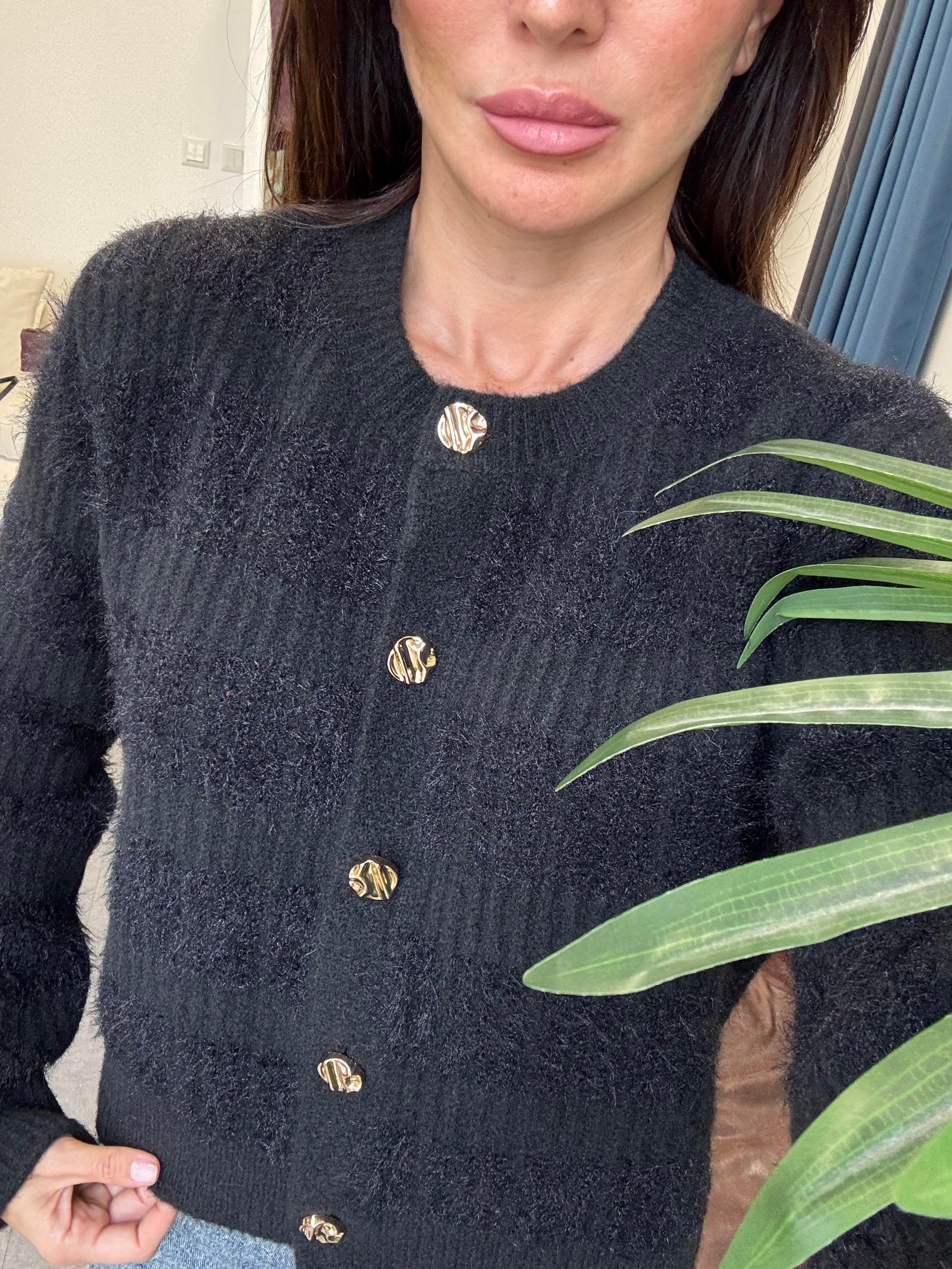 Siyah Bisiklet Yaka Yumuşak Dokulu Düğmeli Triko Hırka