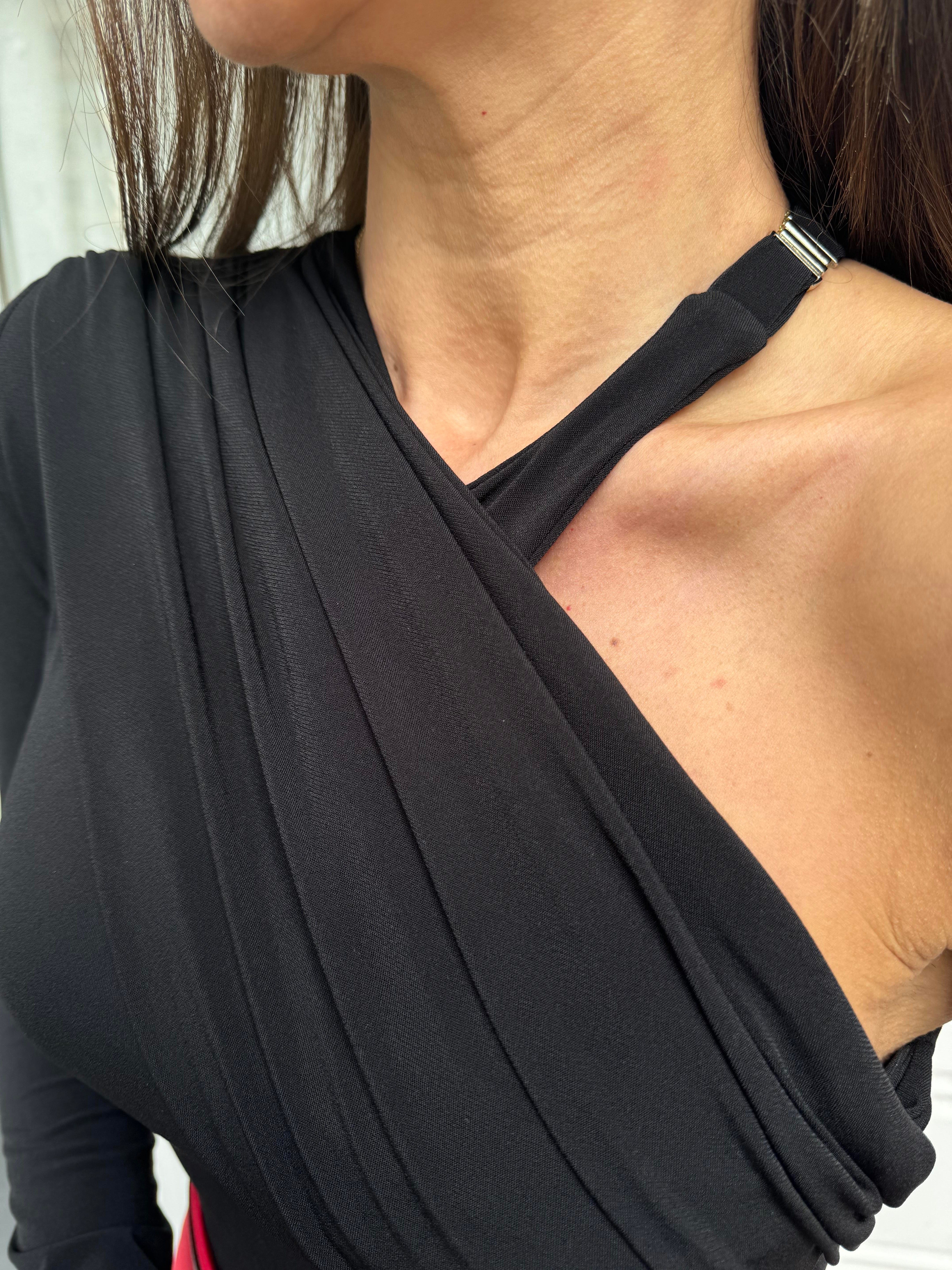 Siyah Boyun Detaylı Drape Bluz