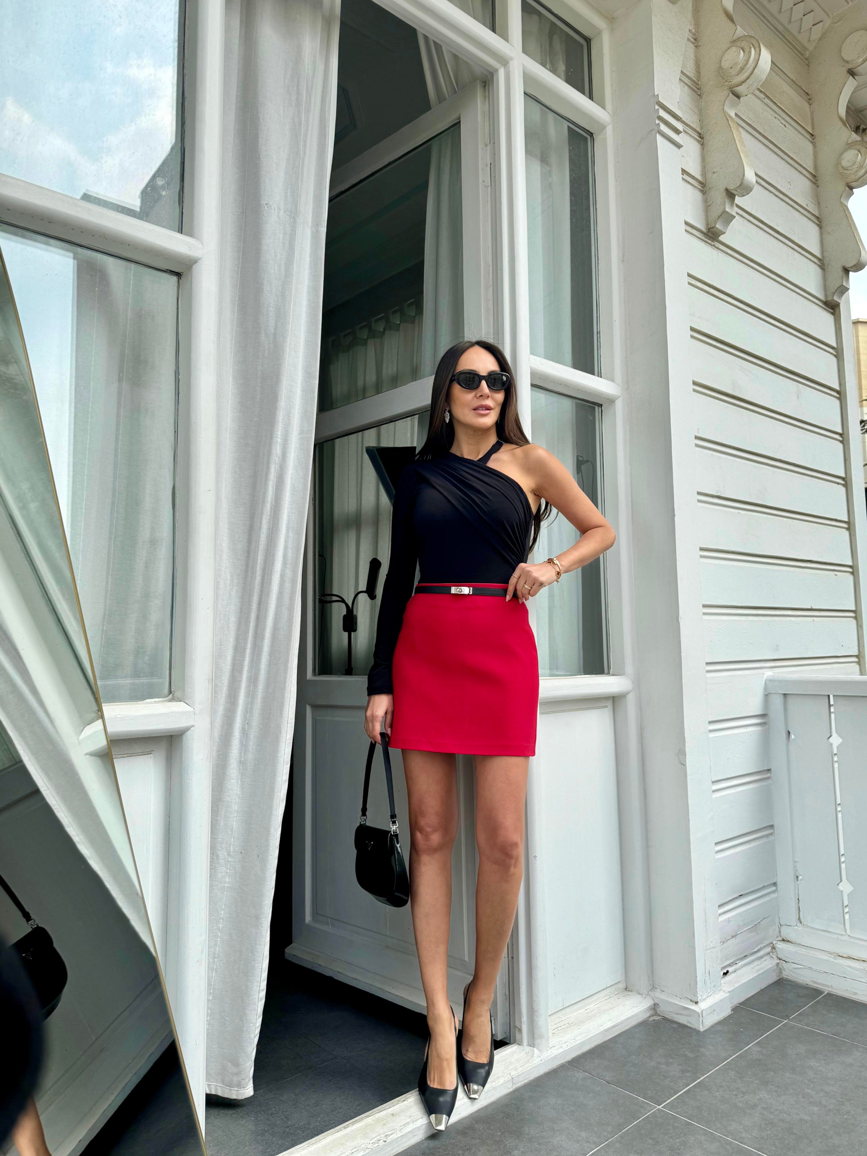 Siyah Boyun Detaylı Drape Bluz