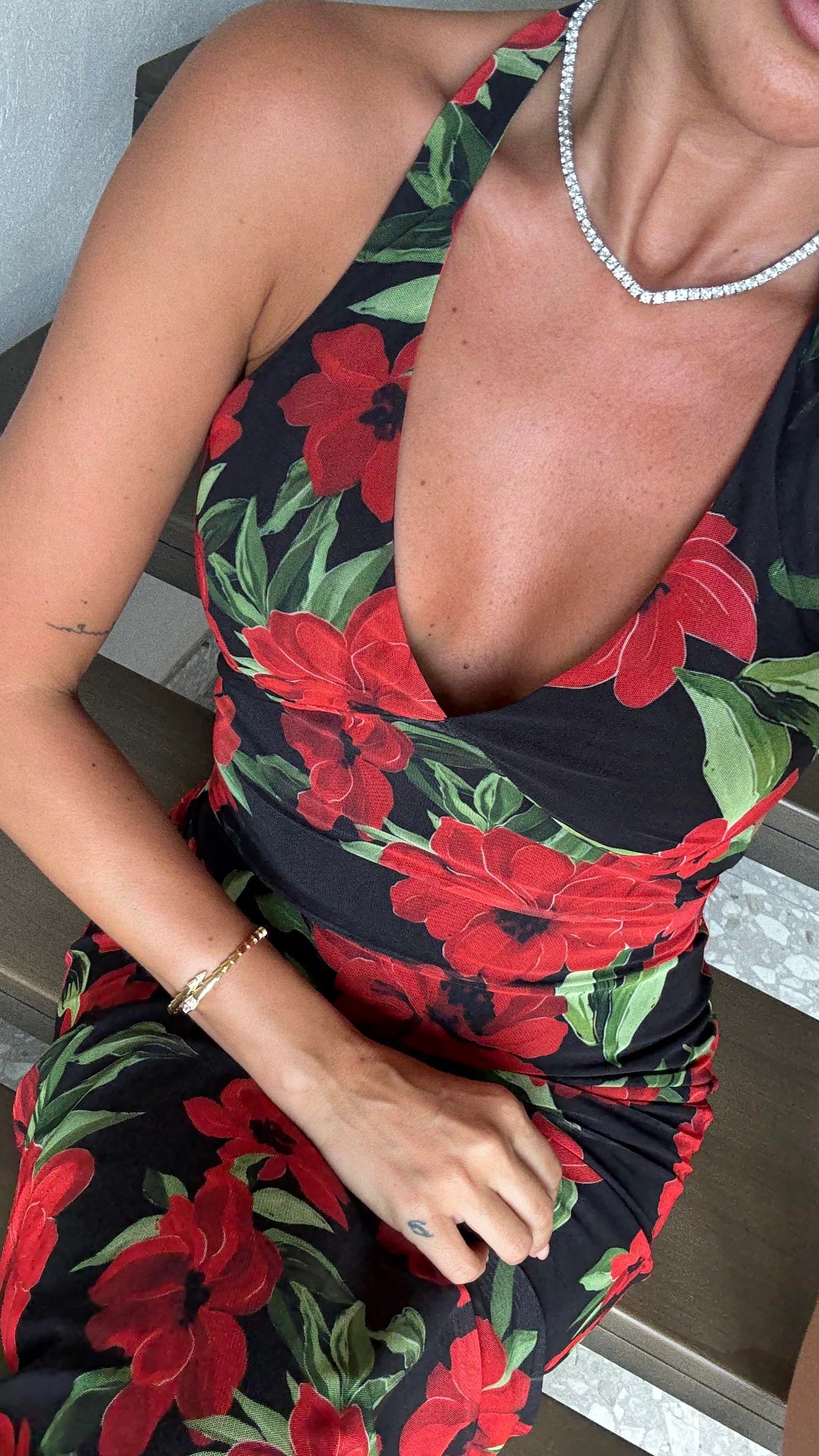 Siyah Çiçekli Göğüs Dekolteli Elbise