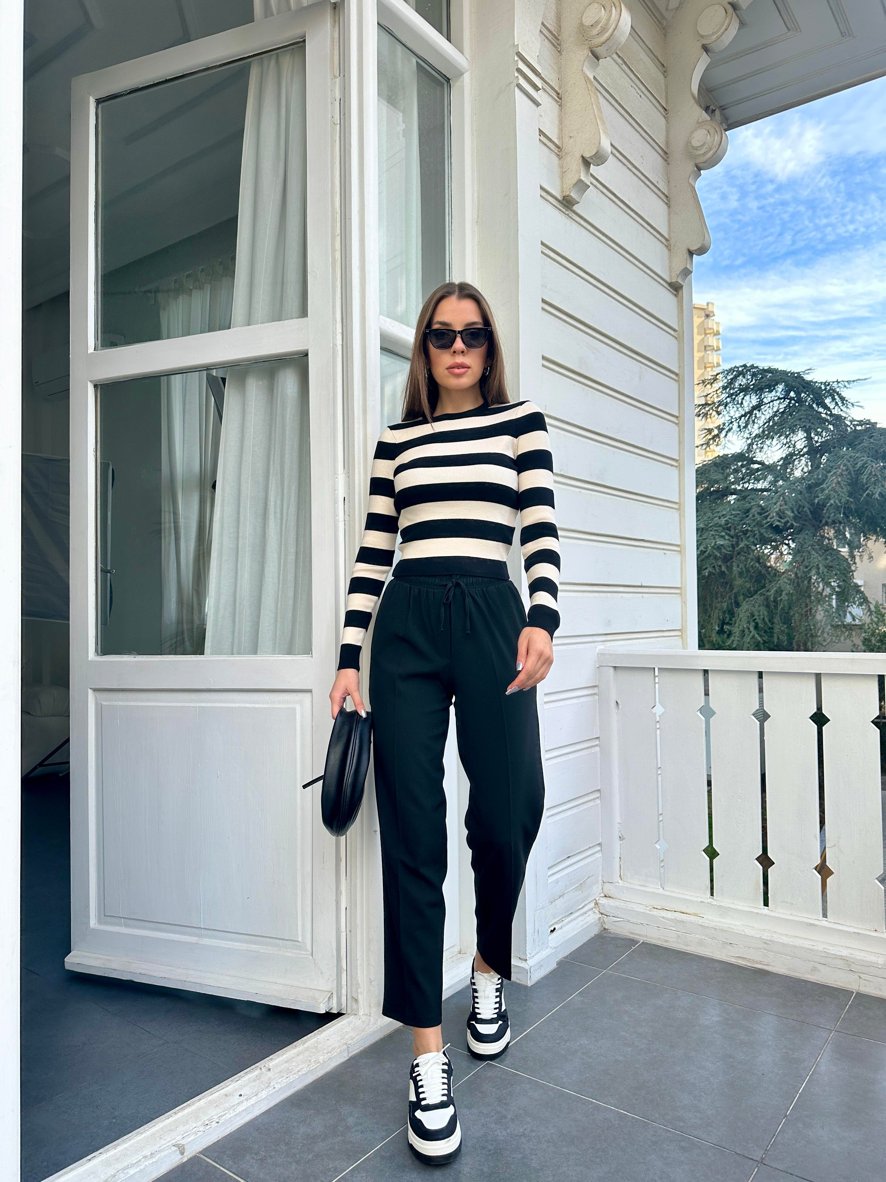 Siyah Çizgili Crop Triko