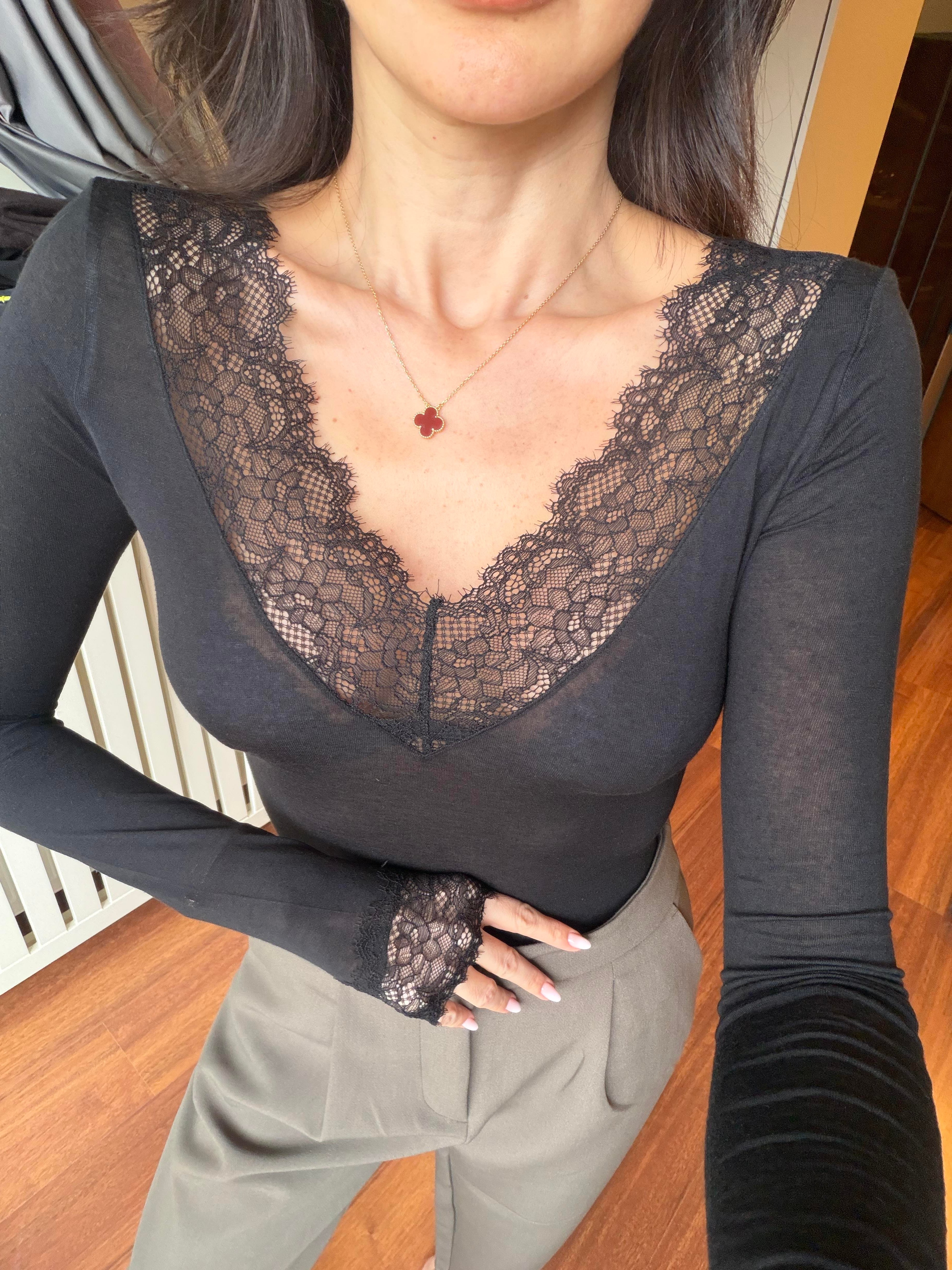 Siyah Dantelli Kaşmir Bluz