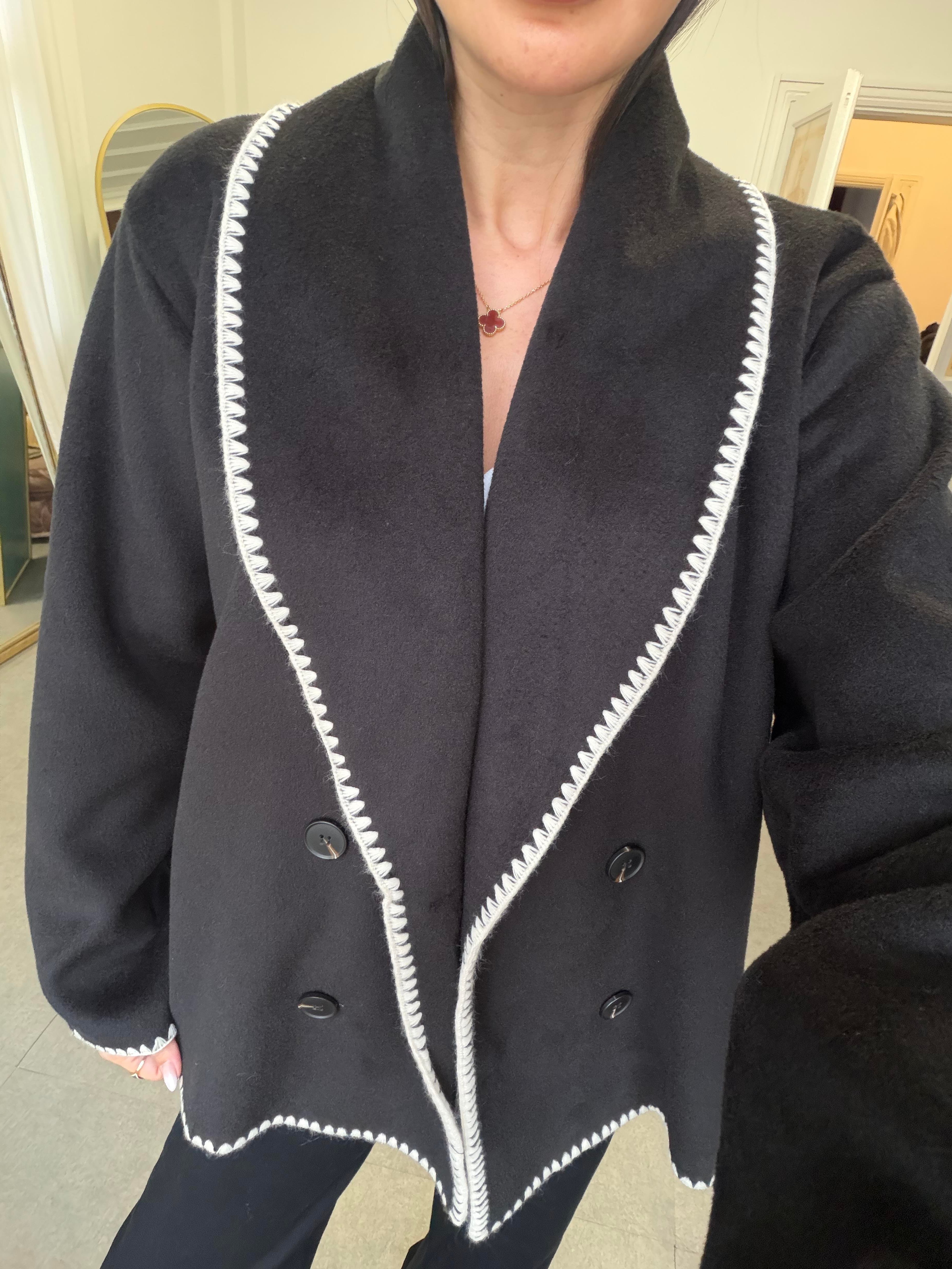 Siyah Dikiş Detaylı Ceket