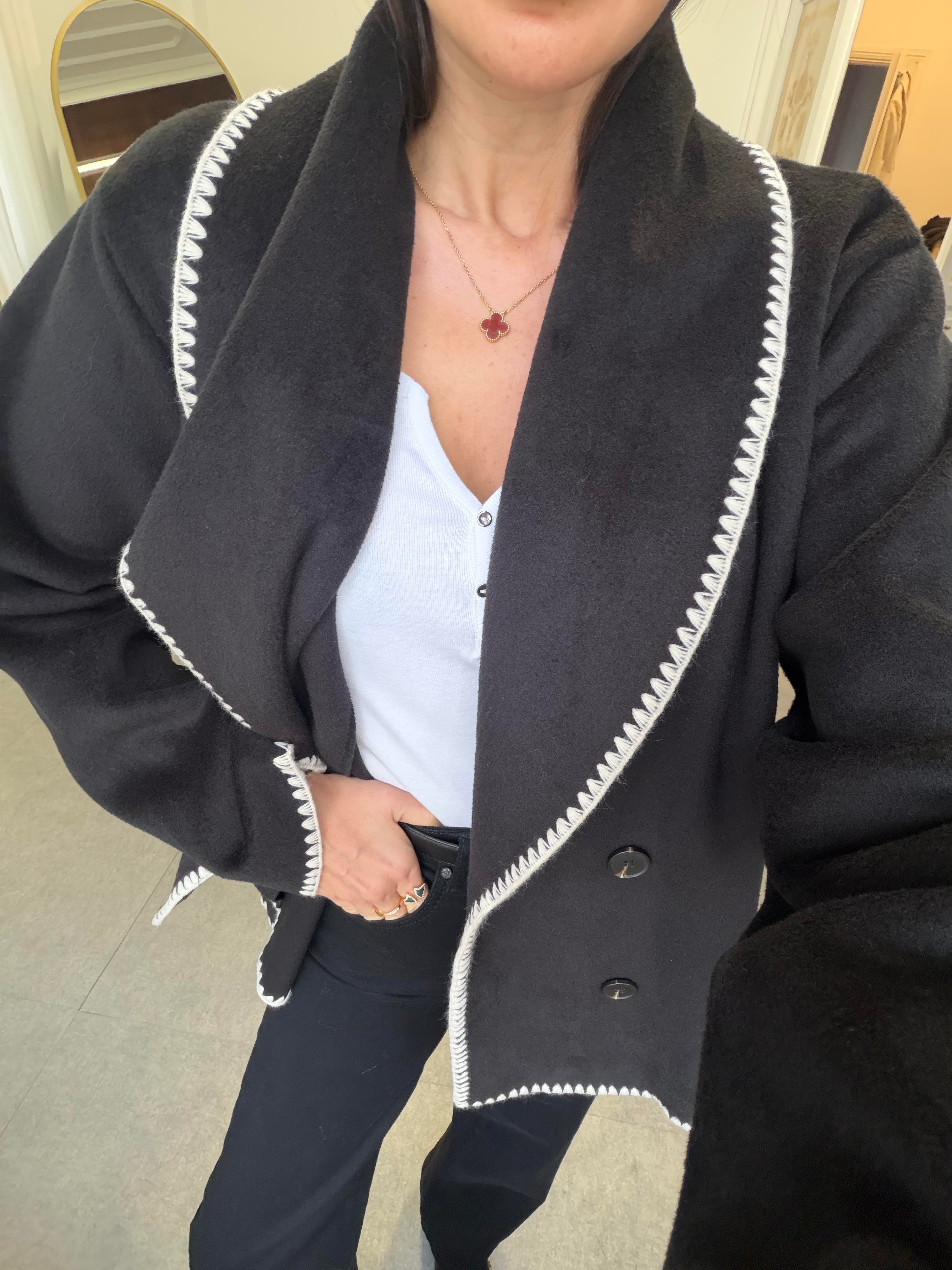 Siyah Dikiş Detaylı Ceket