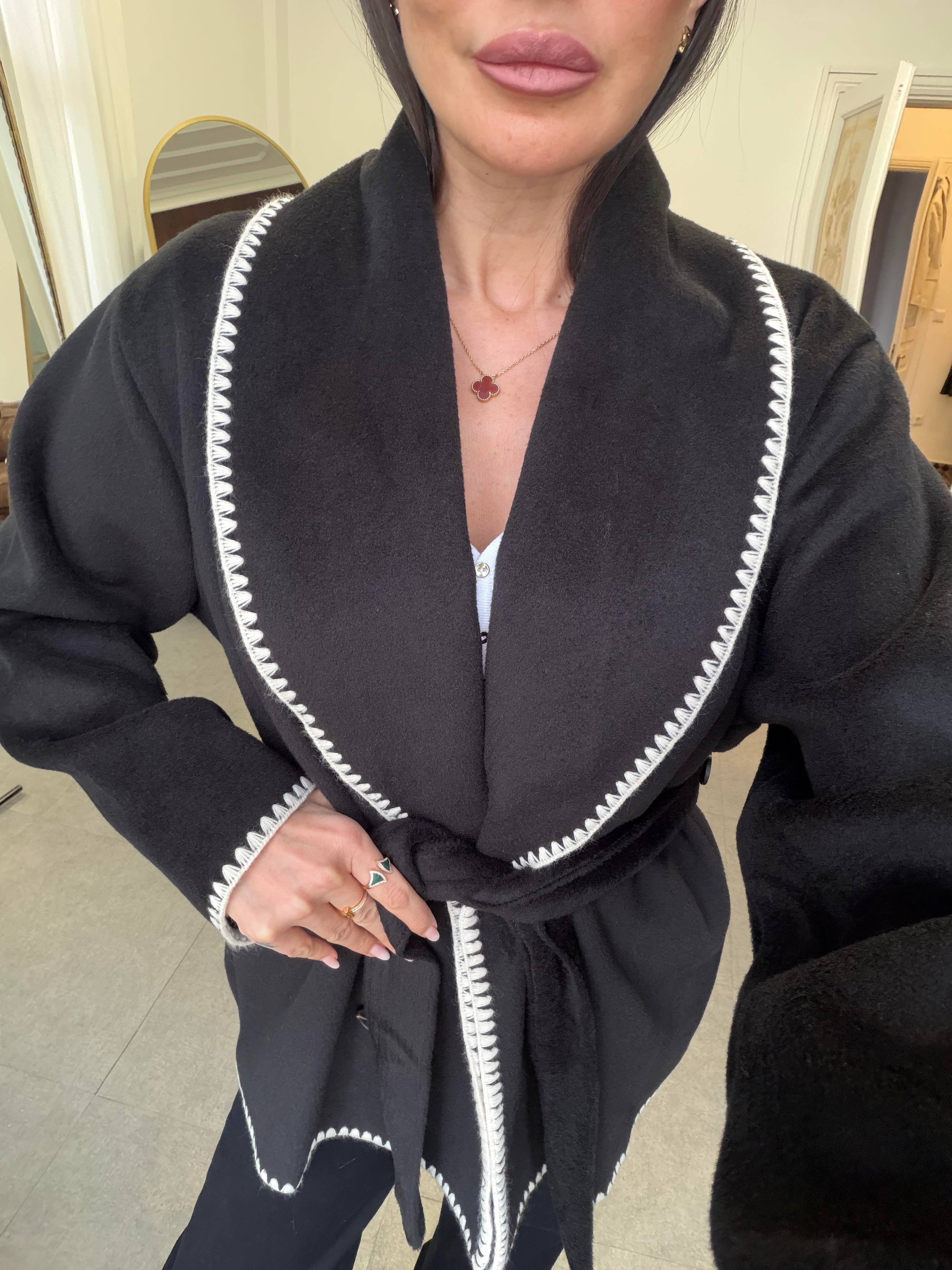 Siyah Dikiş Detaylı Ceket