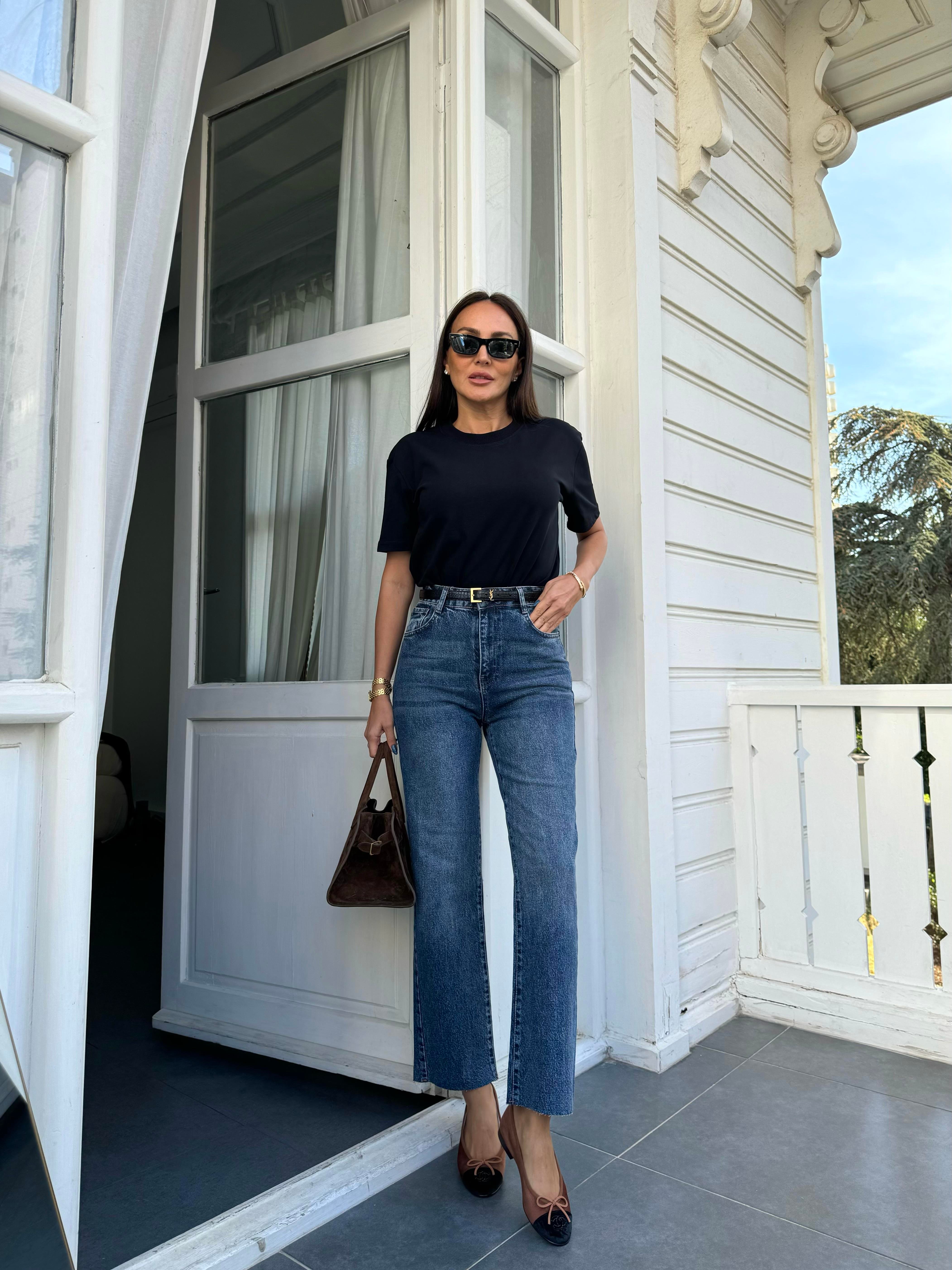 Siyah Dikişli Bisiklet Yaka Tişört