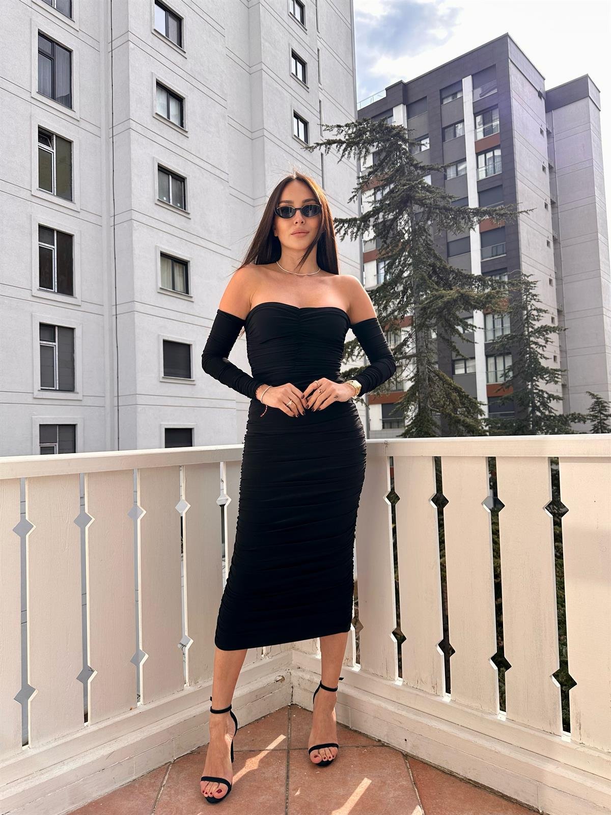 Siyah  Drapeli Madonna Yaka Kadın Elbise