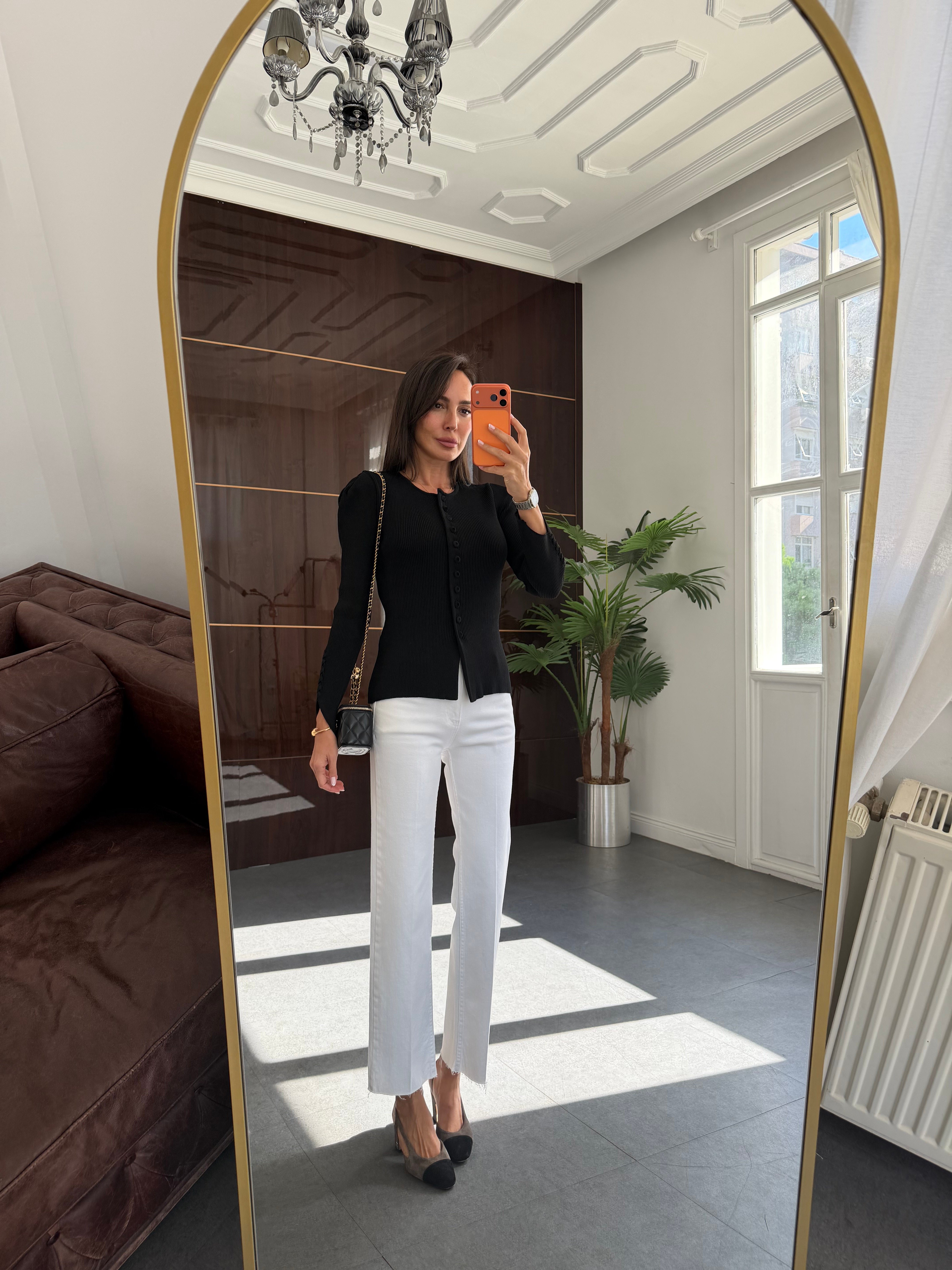 Siyah Düğme Detaylı Kolları Bağlamalı Hırka