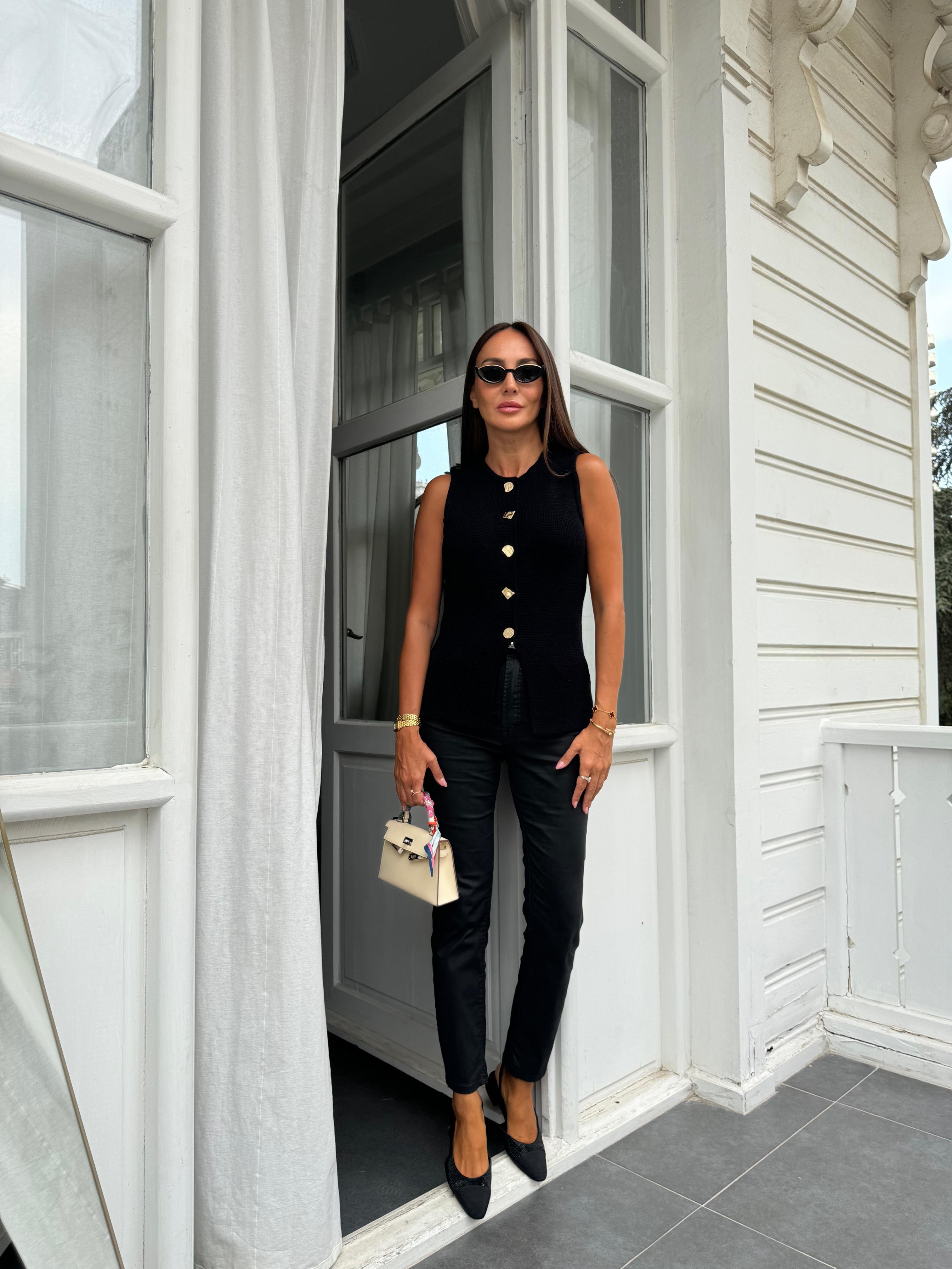 Siyah Düğmeli Triko Yelek