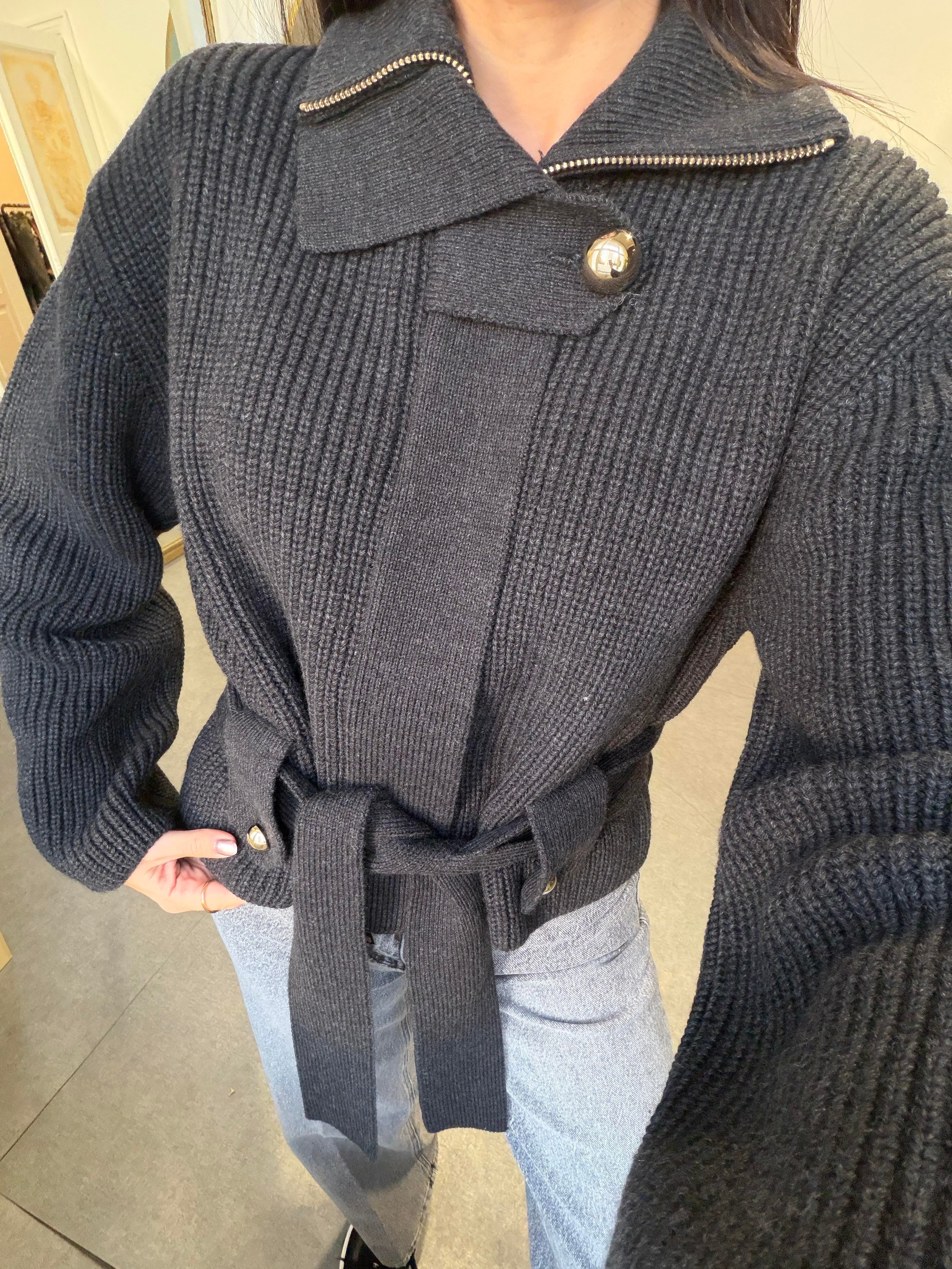 Siyah Fermuarlı Kemerli Düğmeli Yünlü Triko Hırka