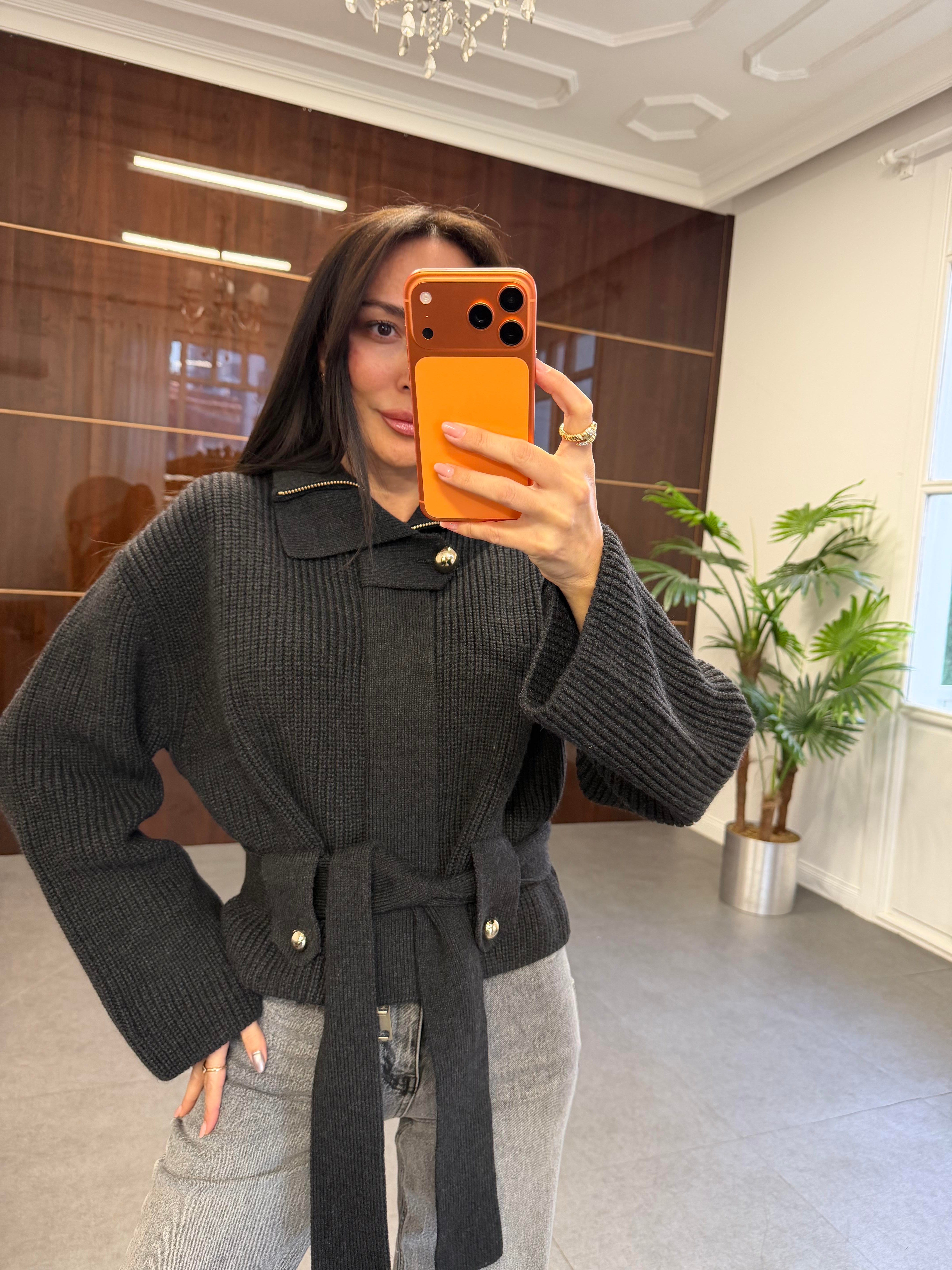 Siyah Fermuarlı Kemerli Düğmeli Yünlü Triko Hırka