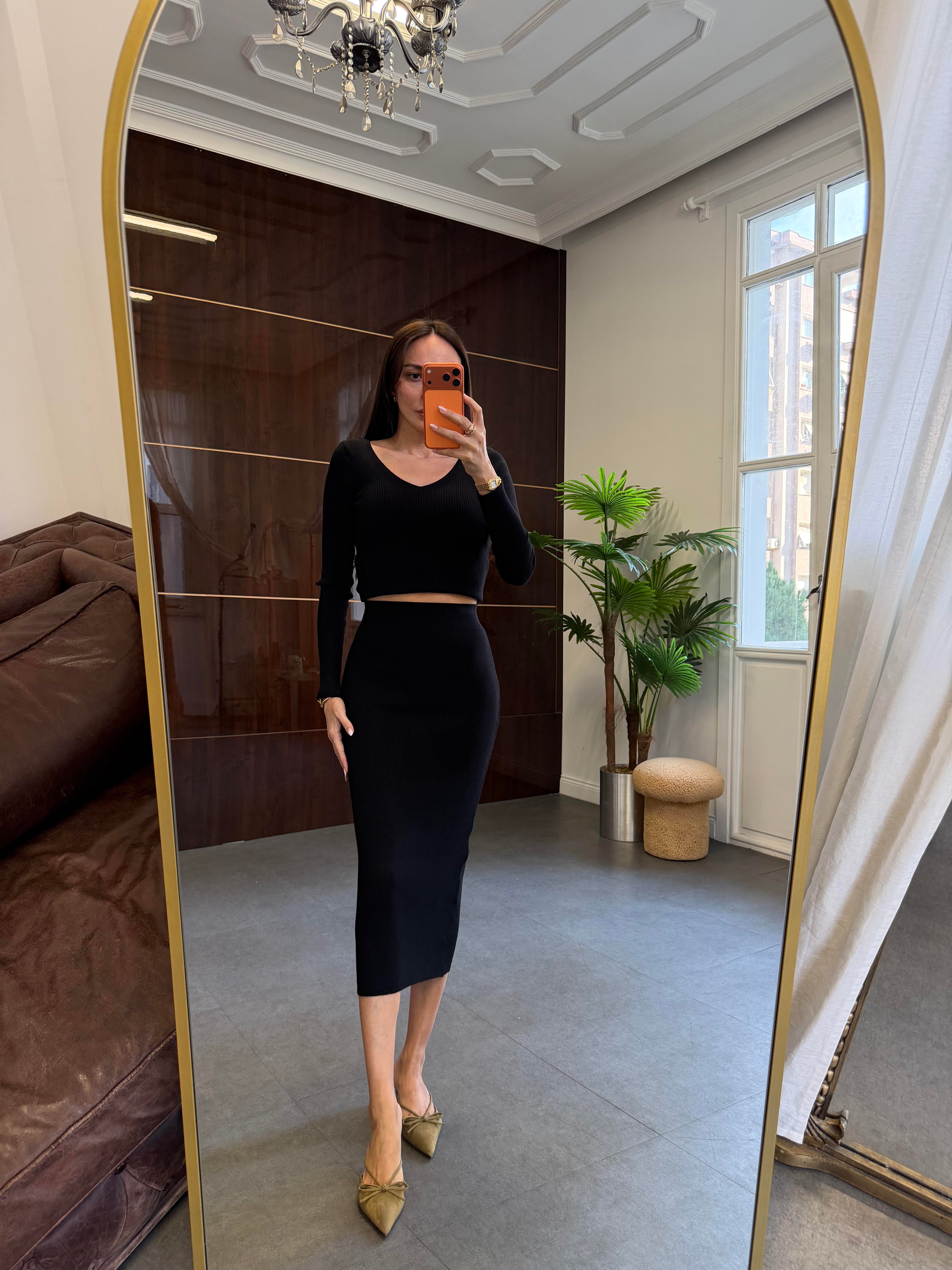 Siyah Fitilli V Yaka Etekli Takım