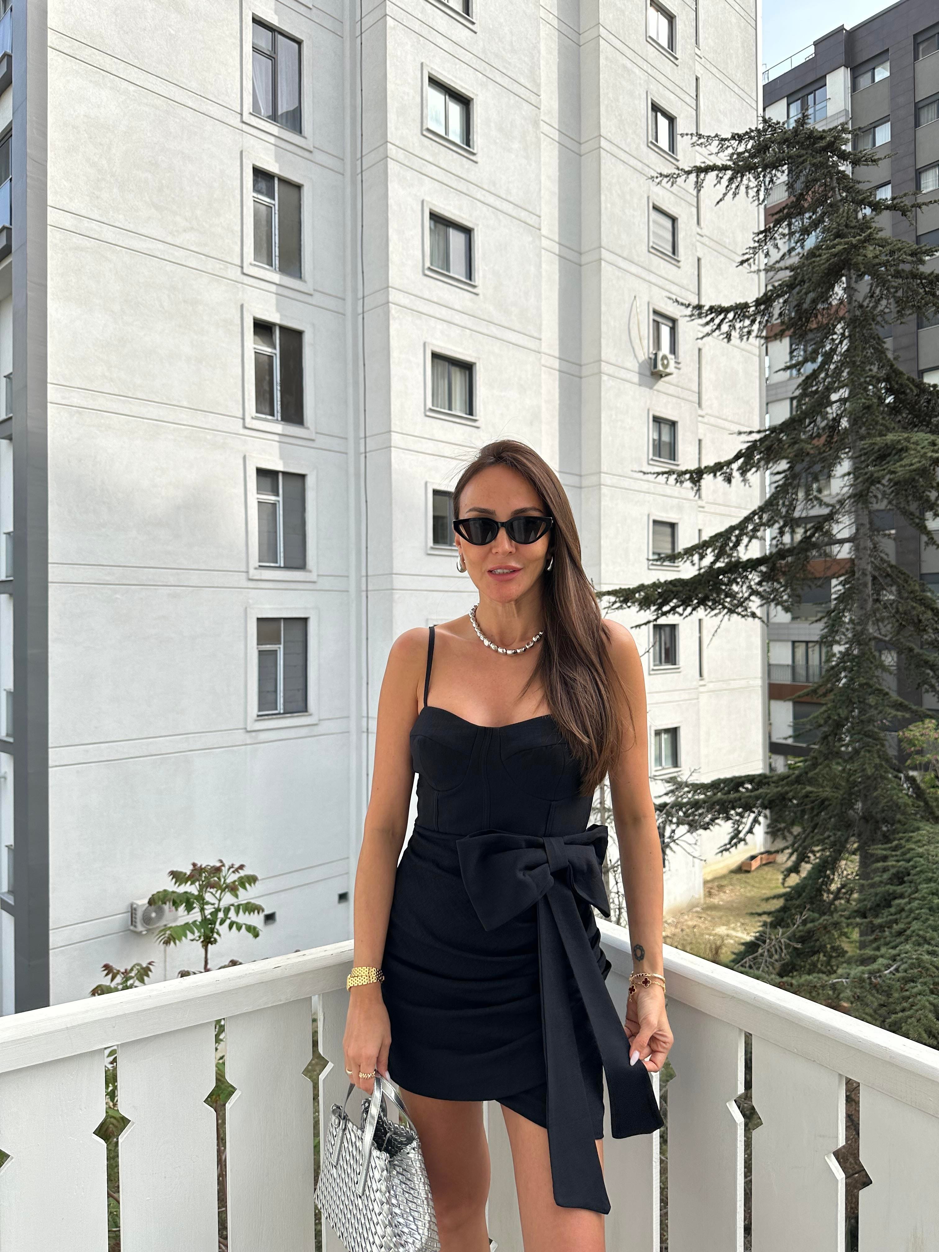 Siyah Fiyonk Detay Drapeli Mini Elbise