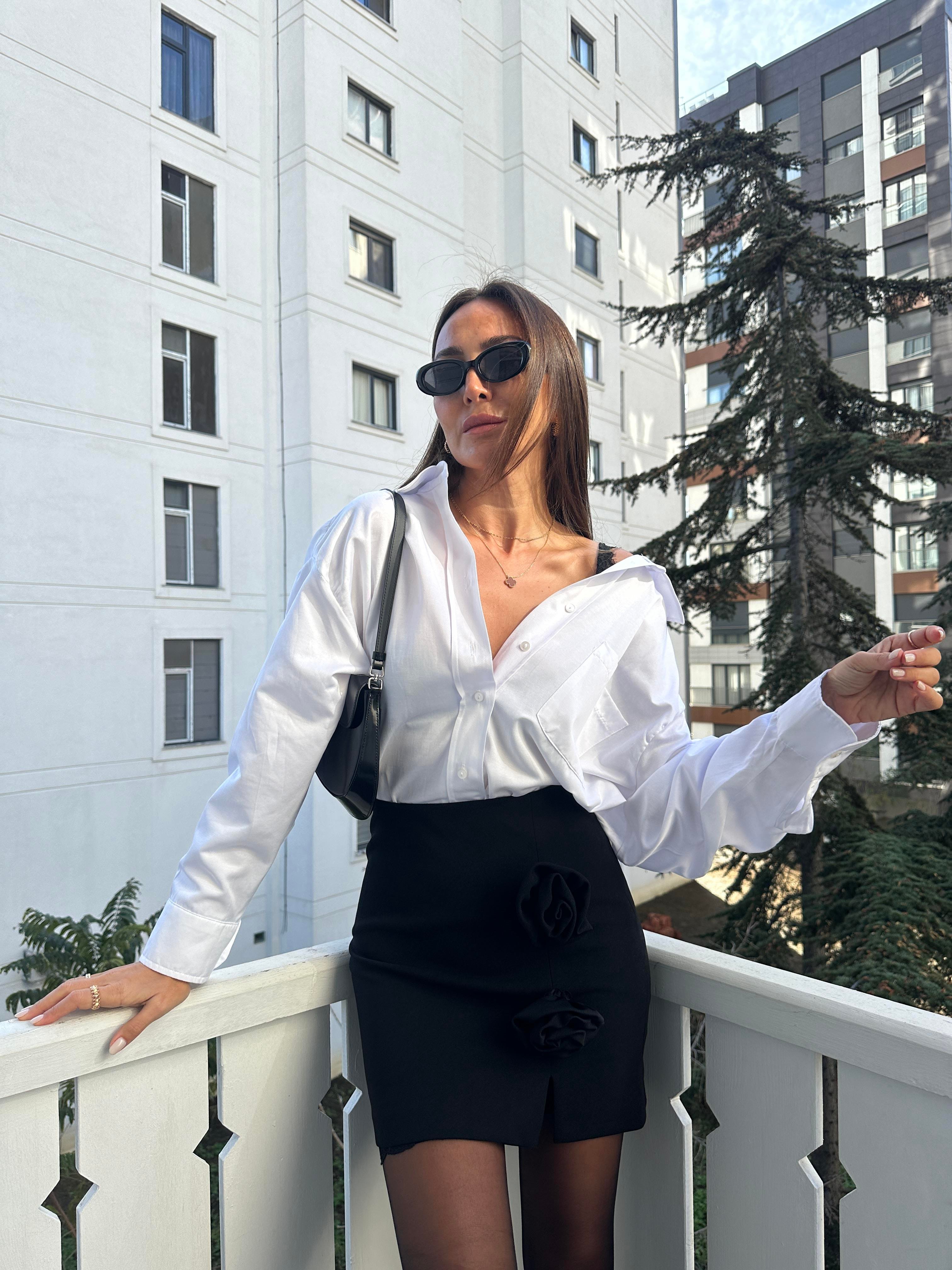 Siyah Gül Detaylı Mini Etek