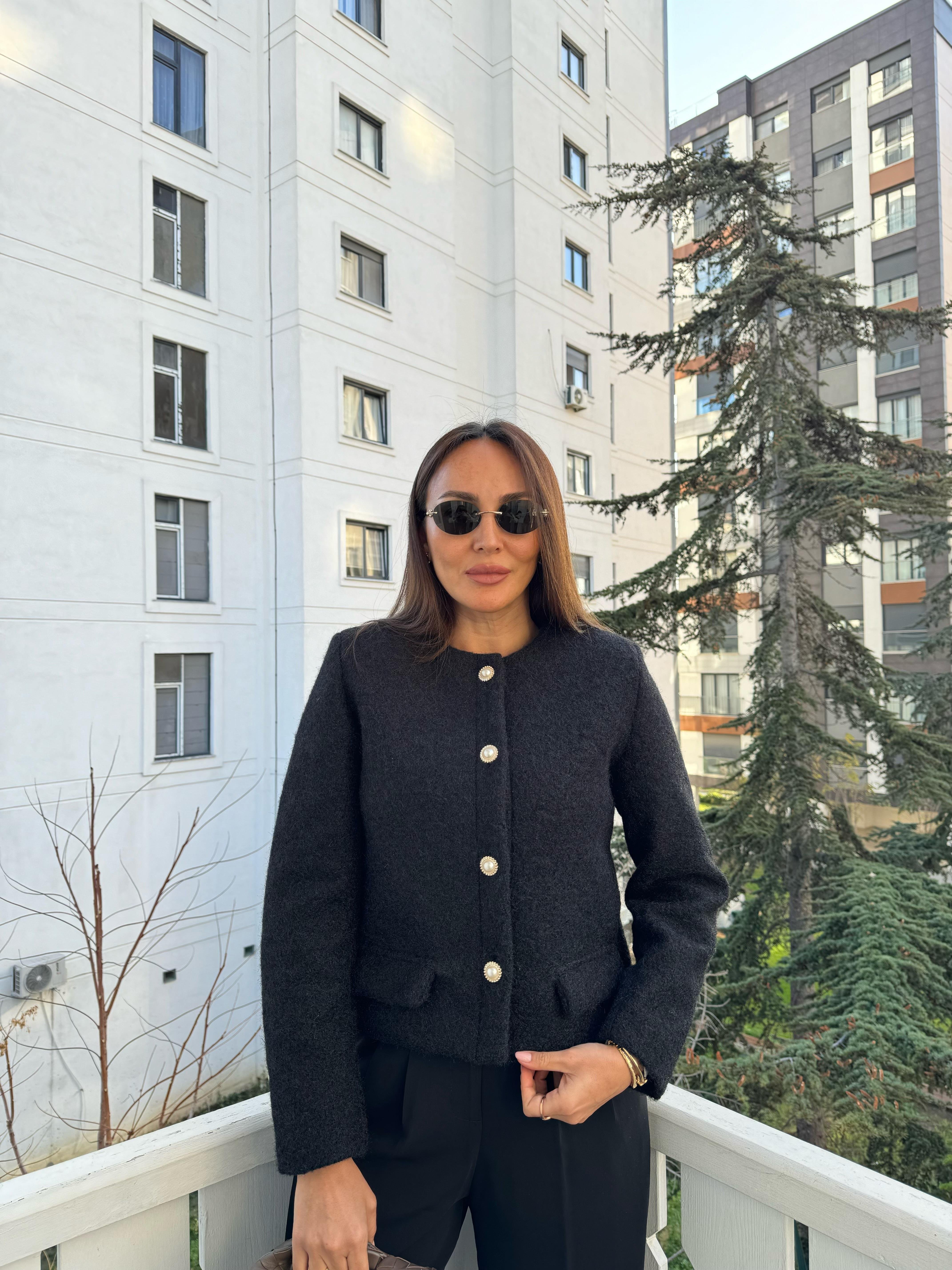 Siyah İnci Düğmeli Astarlı Ceket