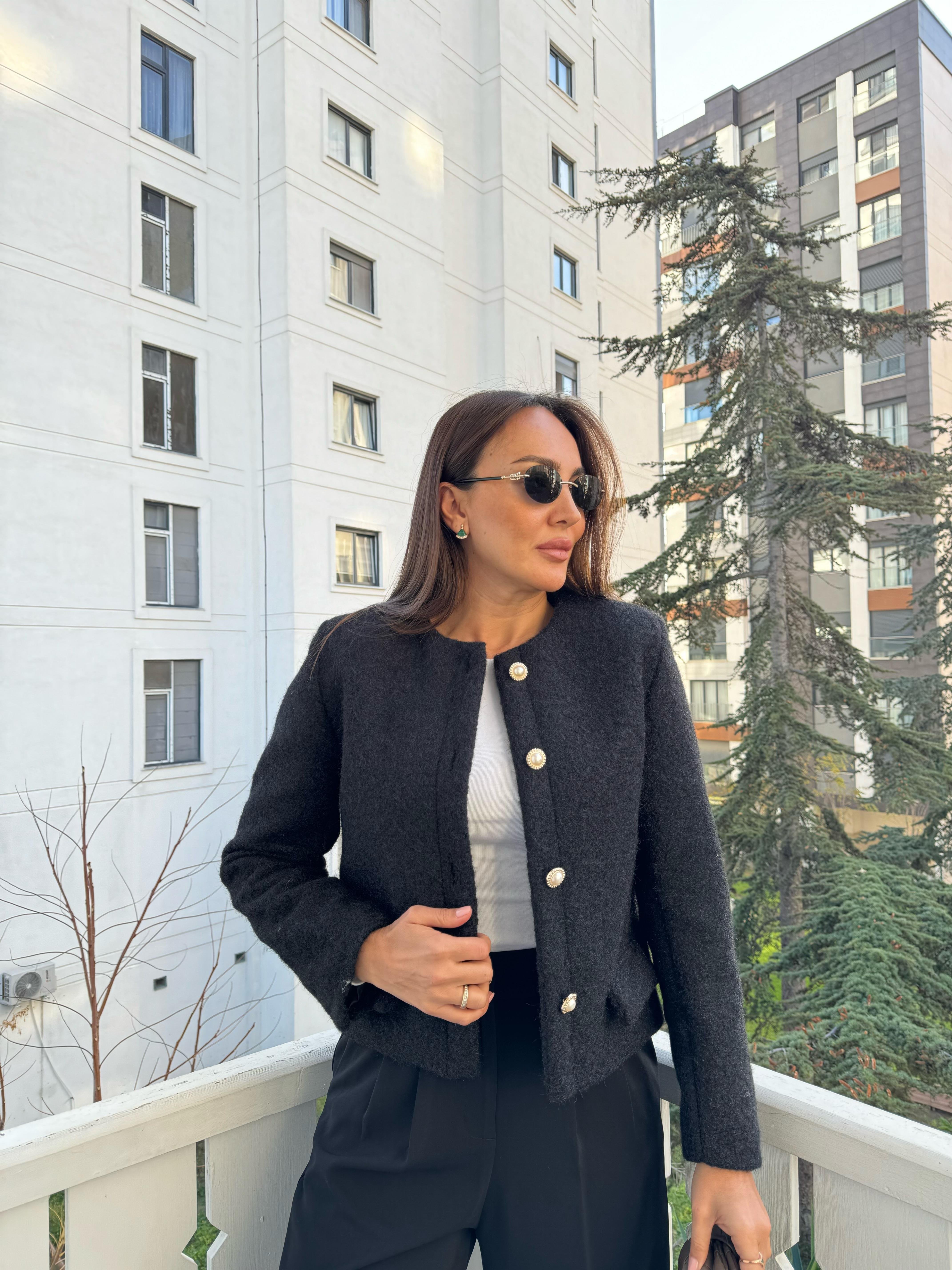 Siyah İnci Düğmeli Astarlı Ceket