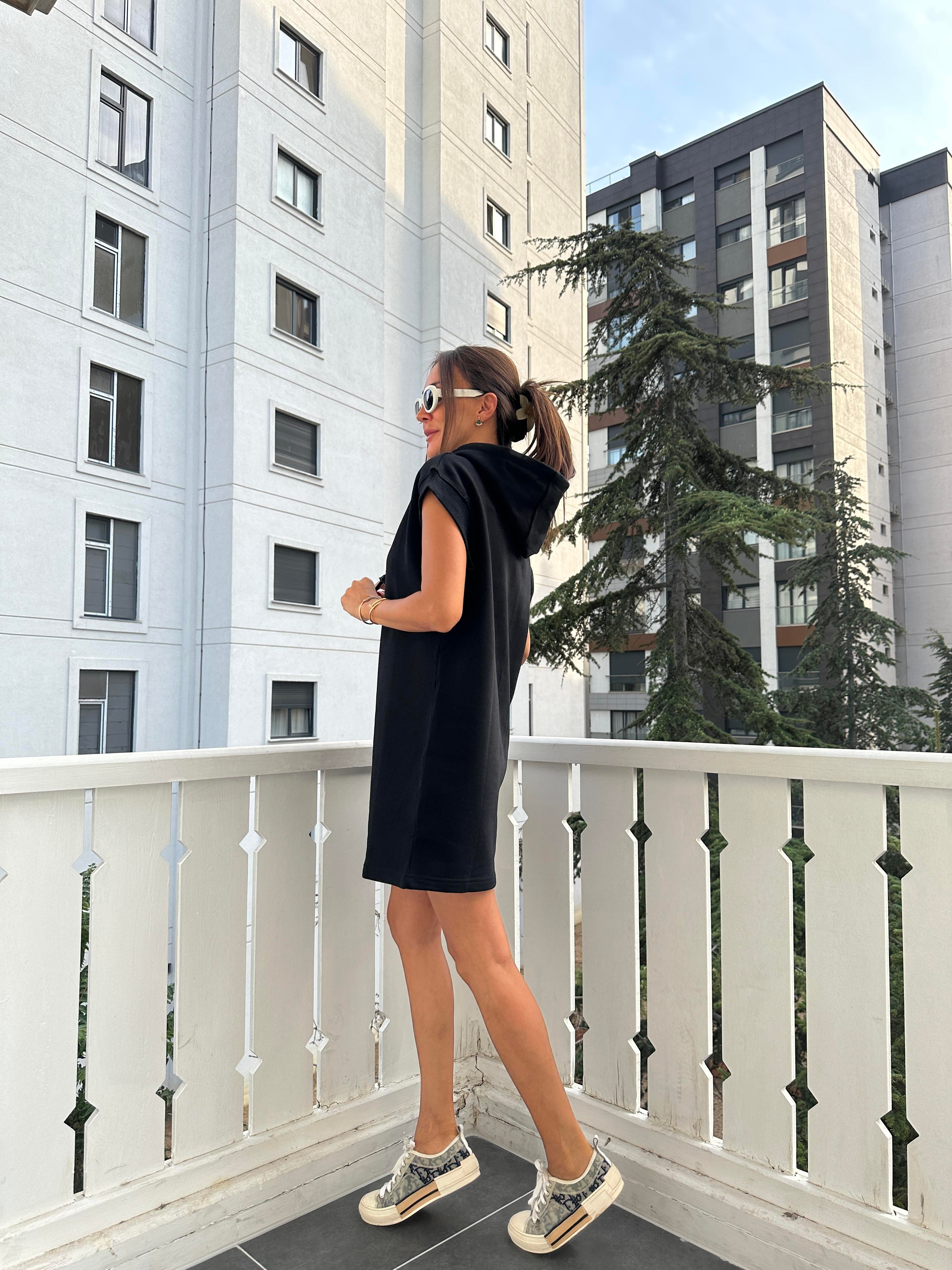 Siyah Kapüşonlu Kolsuz Elbise