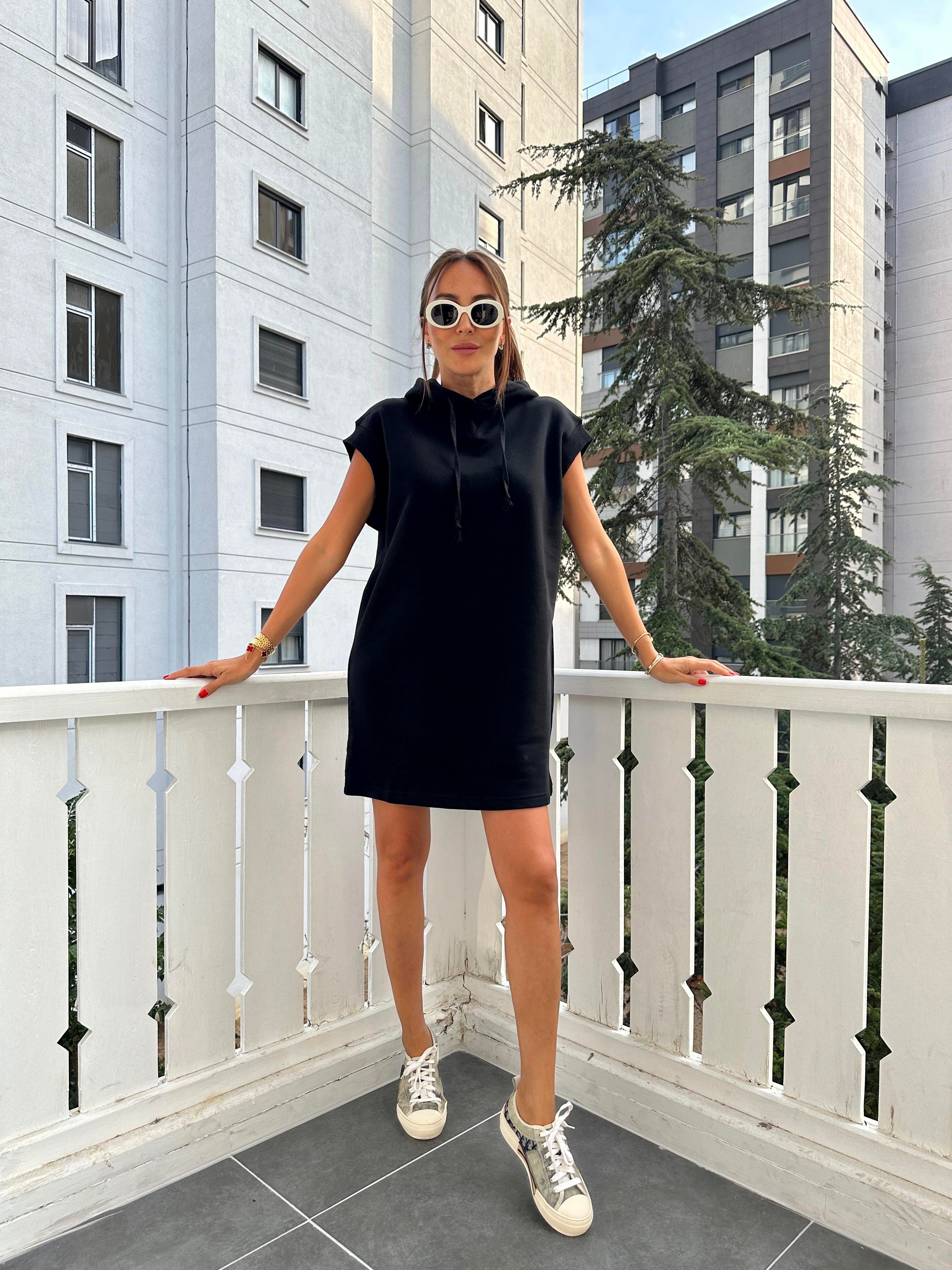 Siyah Kapüşonlu Kolsuz Elbise